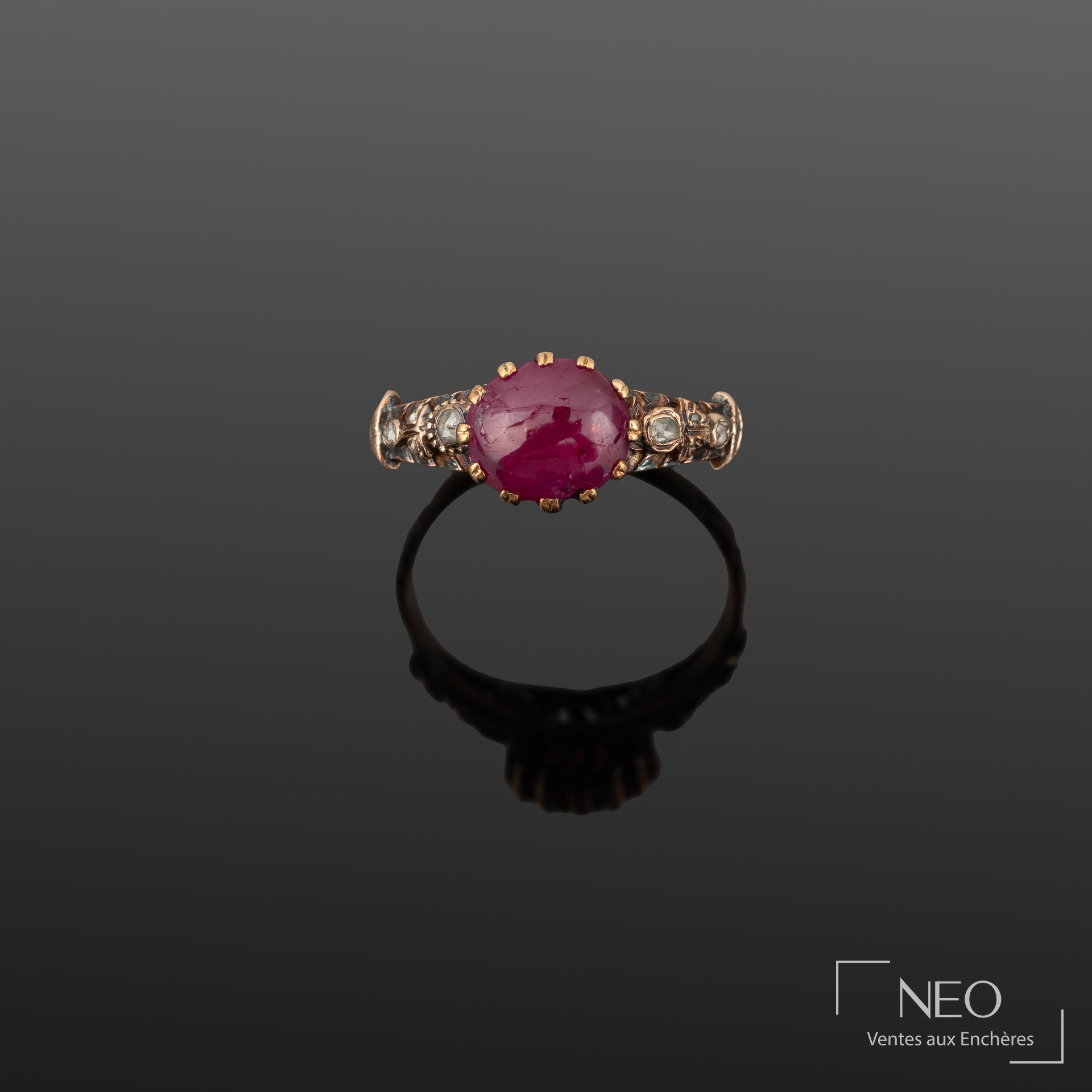 Bague en or jaune 18K avec rubis cabochon et diamants
