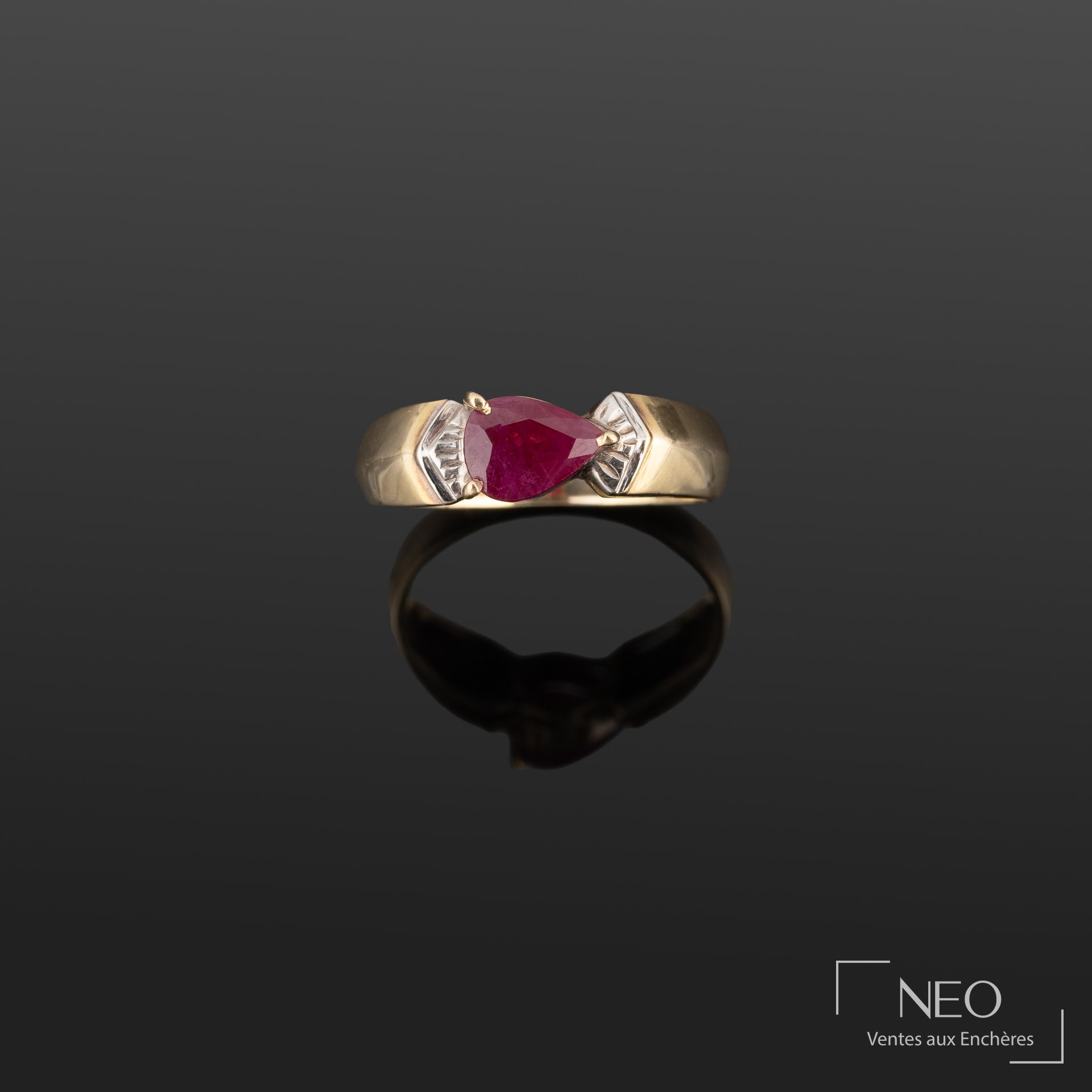 Bague en or jaune 14K ornée d’un rubis taillé en poire