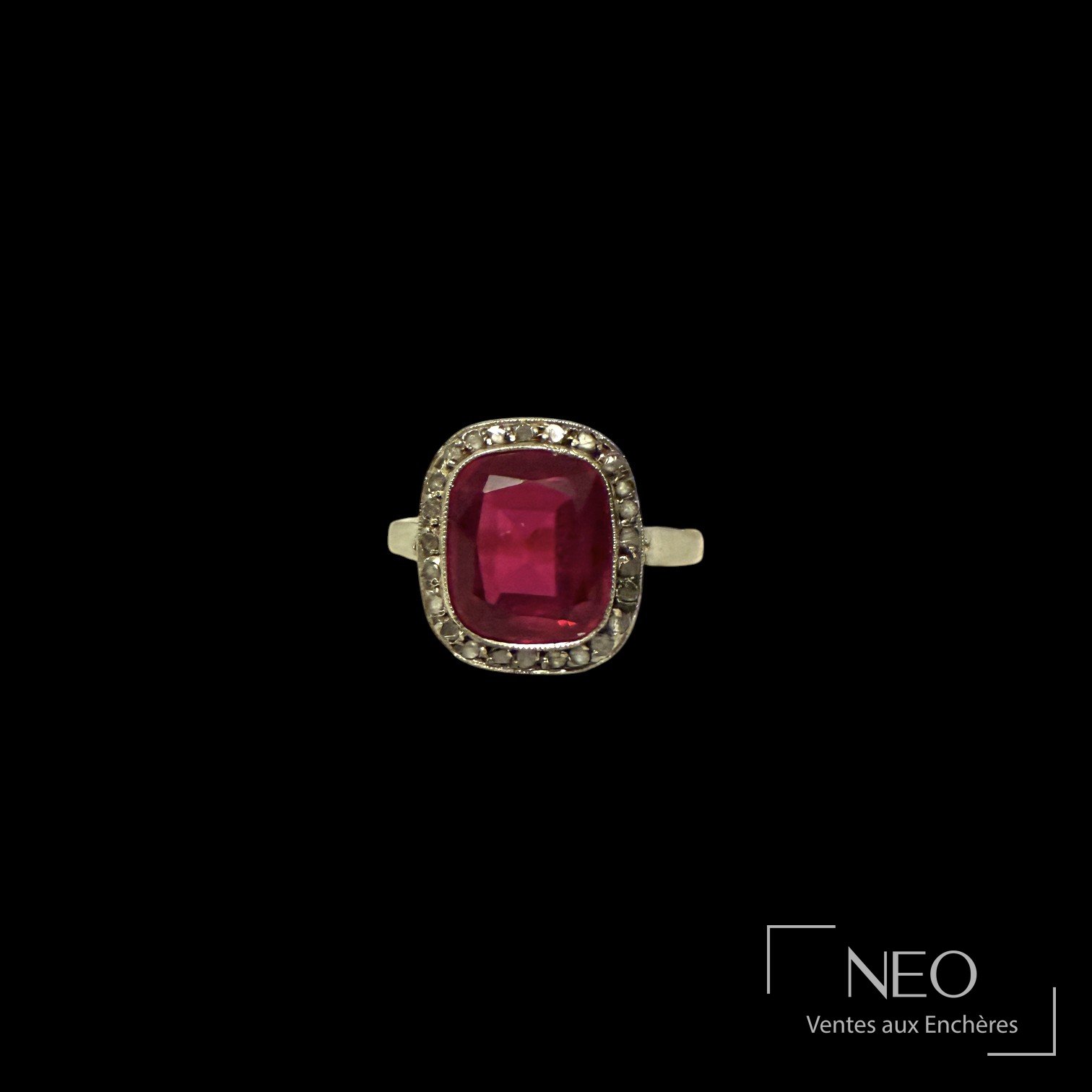 Bague avec rubis synthétique coussin entouré de diamants sur fond noir