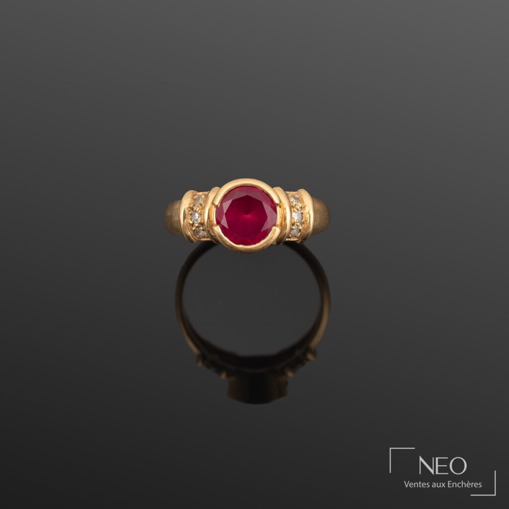 Bague en or jaune avec rubis synthétique central et brillants latéraux