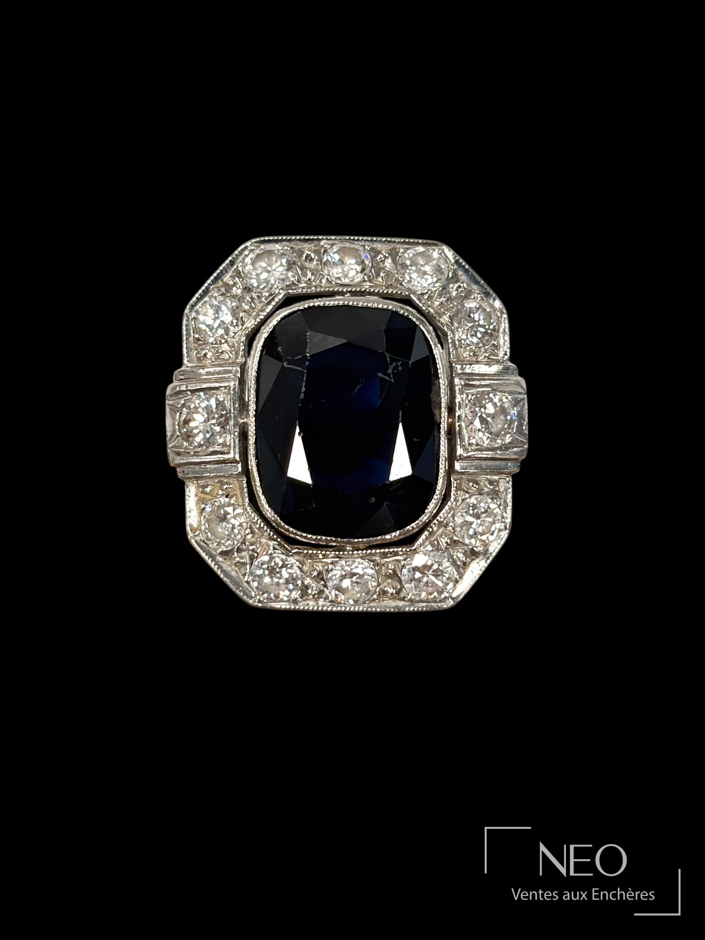 Bague Art Deco au saphir coussin et diamants