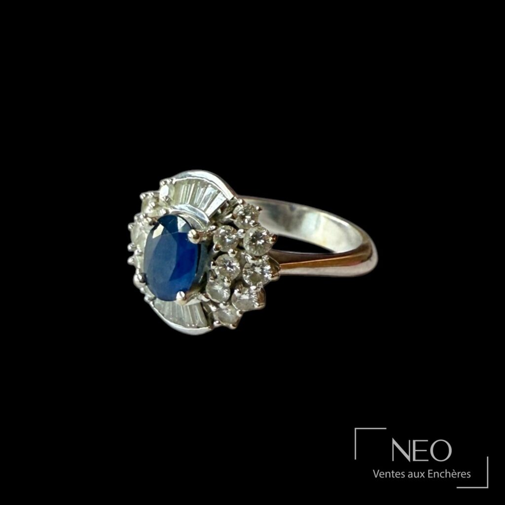 Bague en or blanc avec saphir ovale bleu entouré de diamants