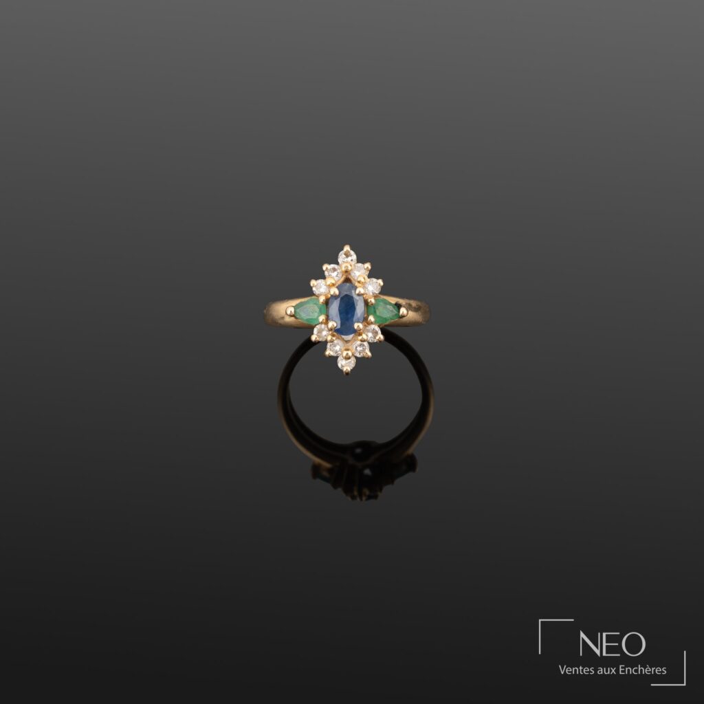 Bague ornée d'un saphir ovale
