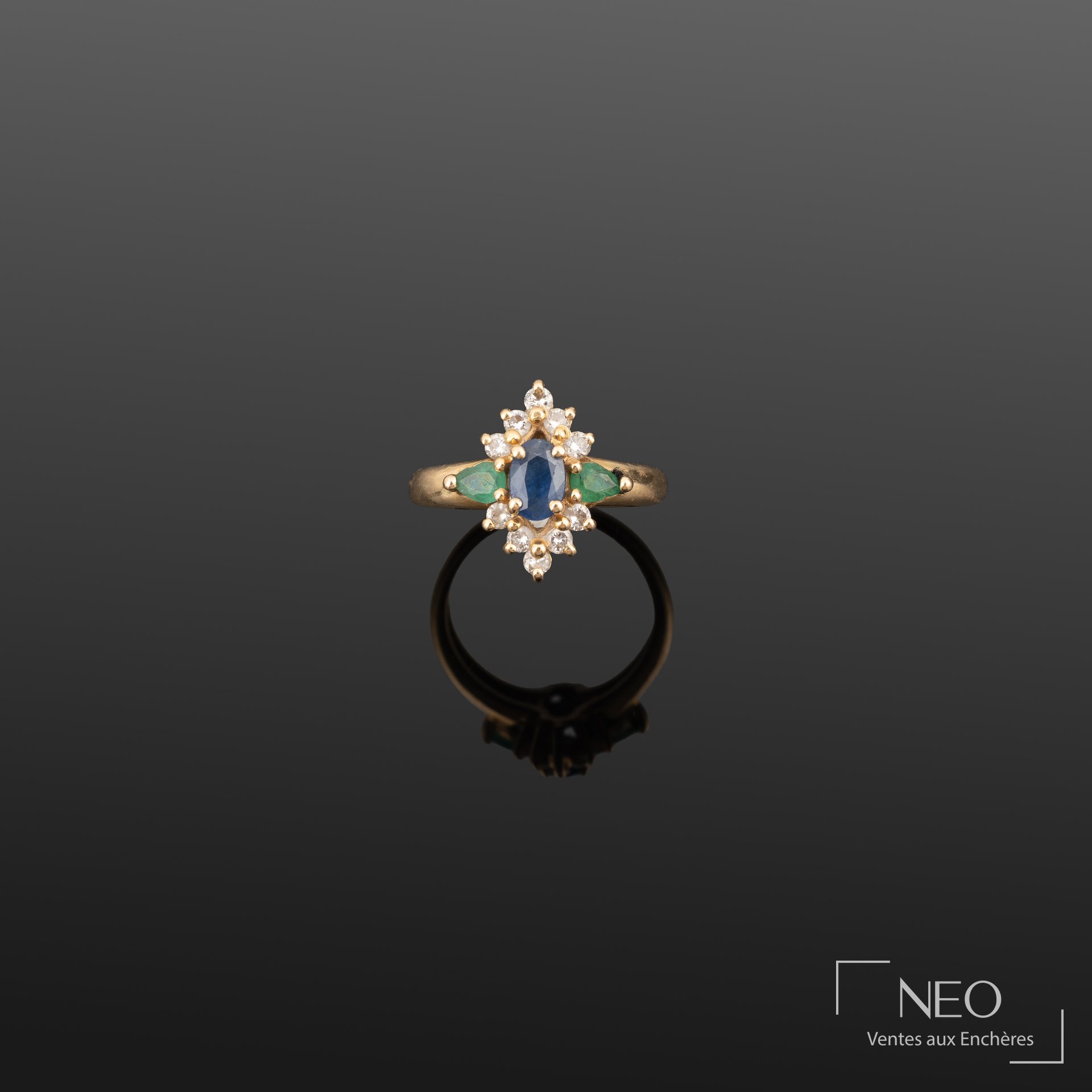 Bague ornée d'un saphir ovale