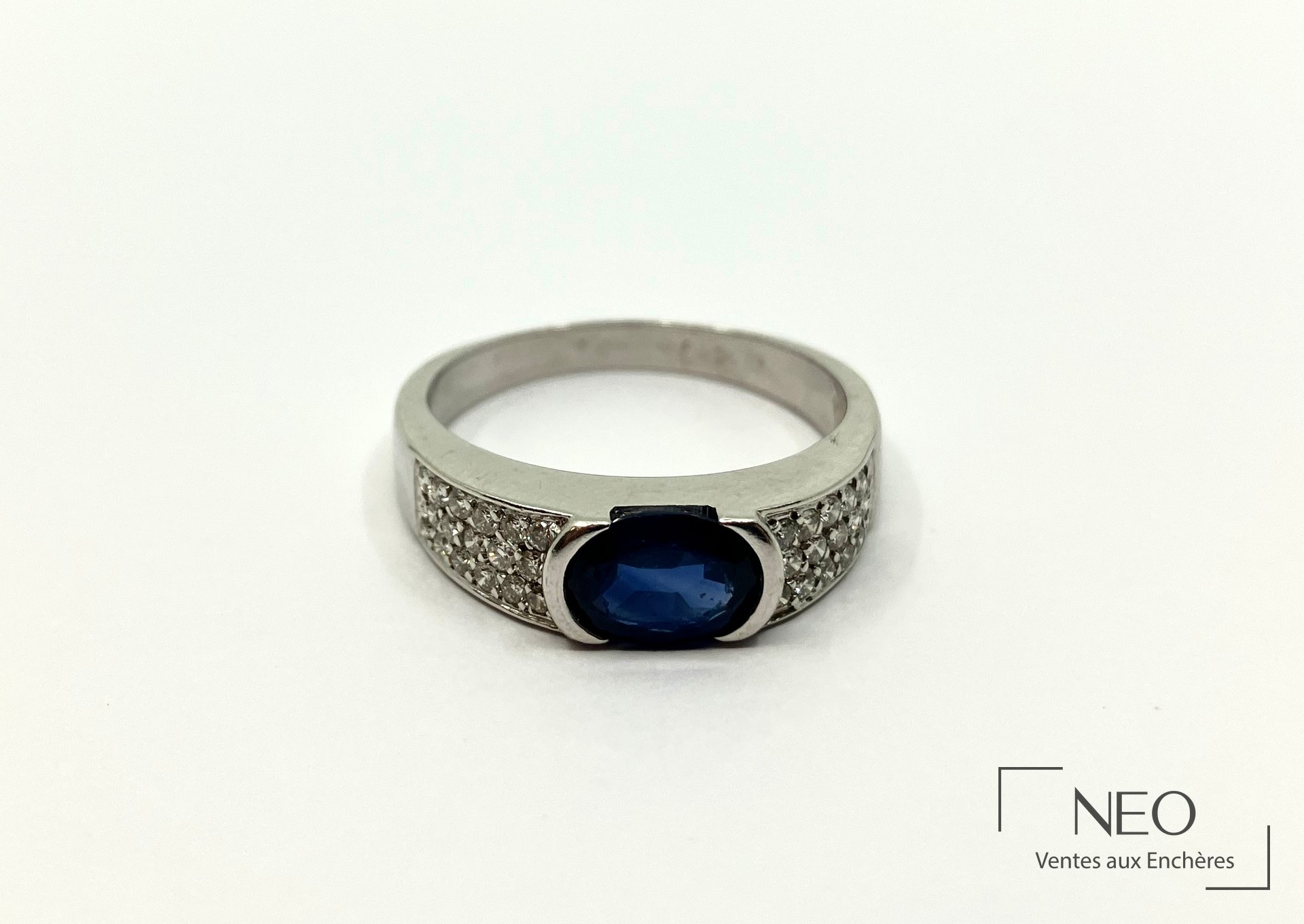 Bague en or gris 18 carats pavée de saphir ovale et brillants