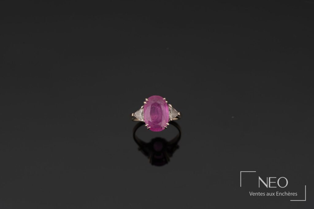 Bague en or blanc avec saphir rose ovale et deux diamants troïdias