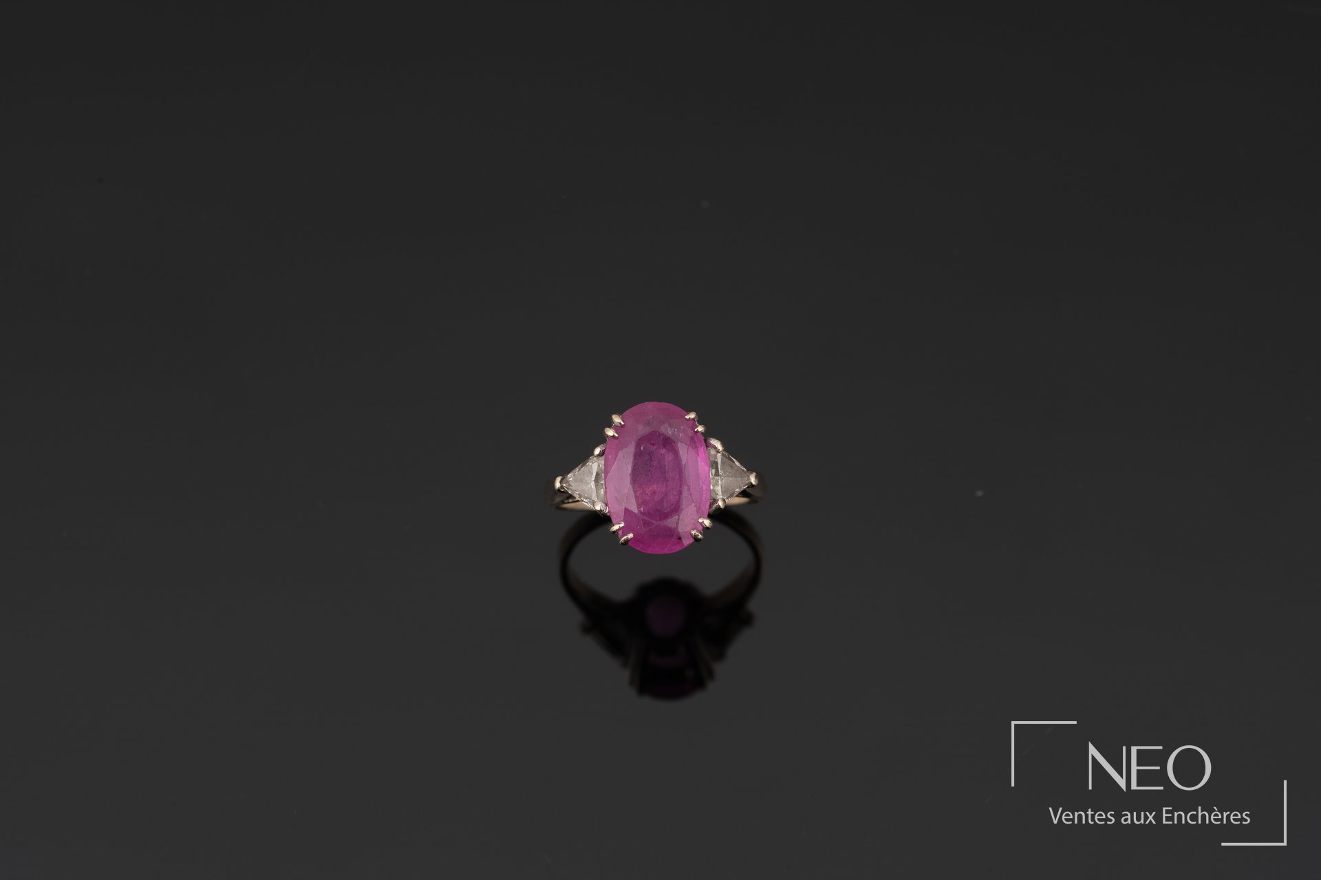 Bague en or blanc avec saphir rose ovale et deux diamants troïdias