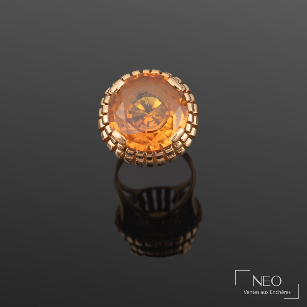 Bague en or jaune avec grand saphir synthétique orange rond