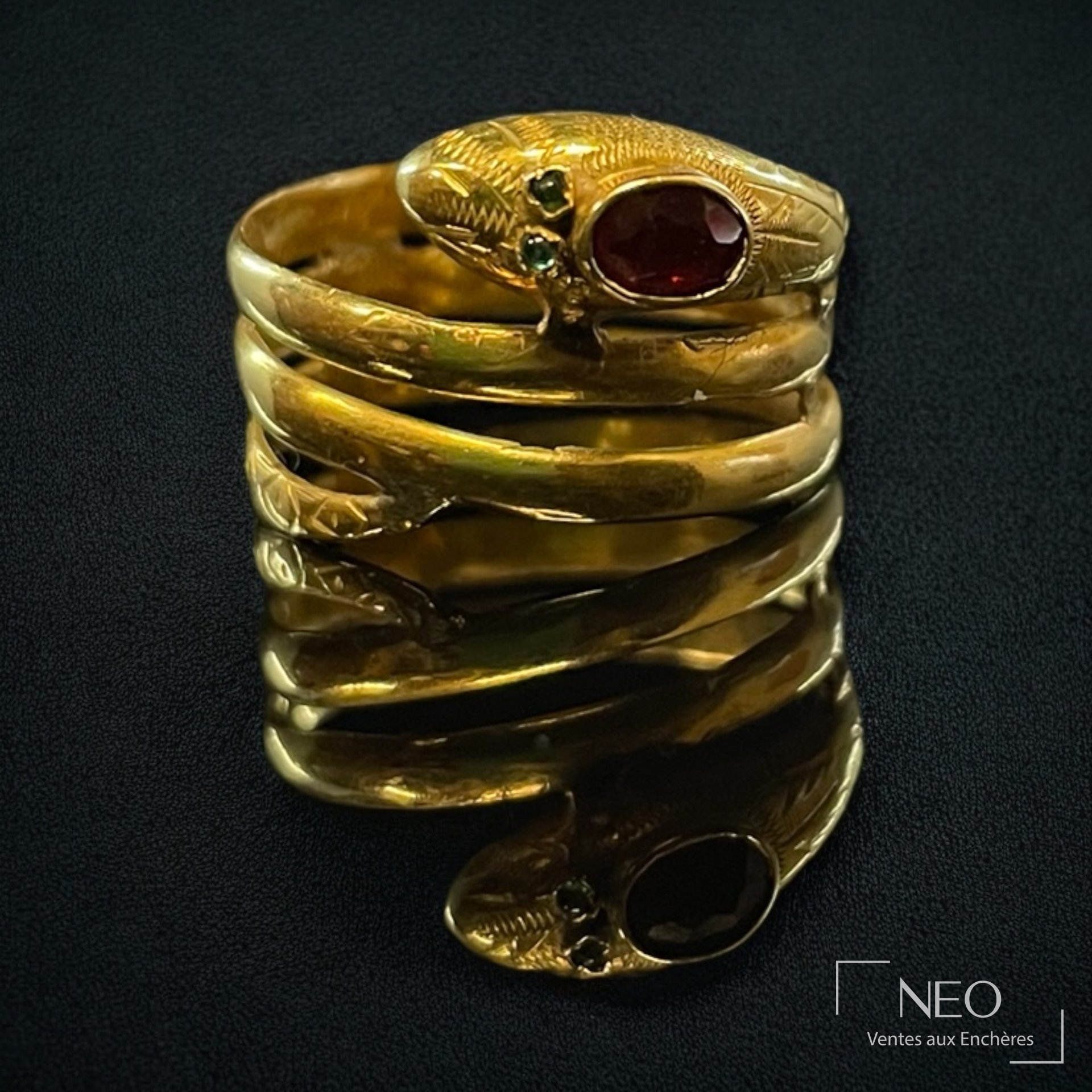 Bague serpent en or jaune 18 carats, verre teinté rouge et perles de verre vertes