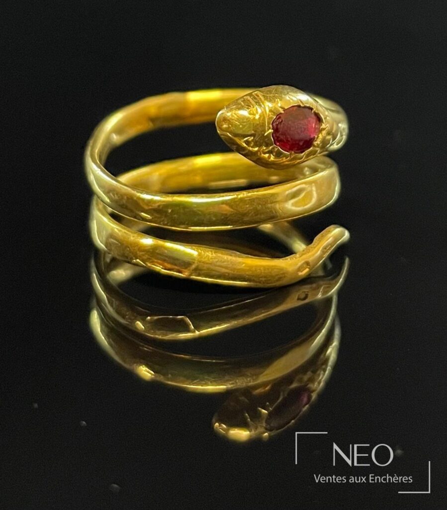Bague serpent en or jaune avec tête sertie d'un verre teinté rouge