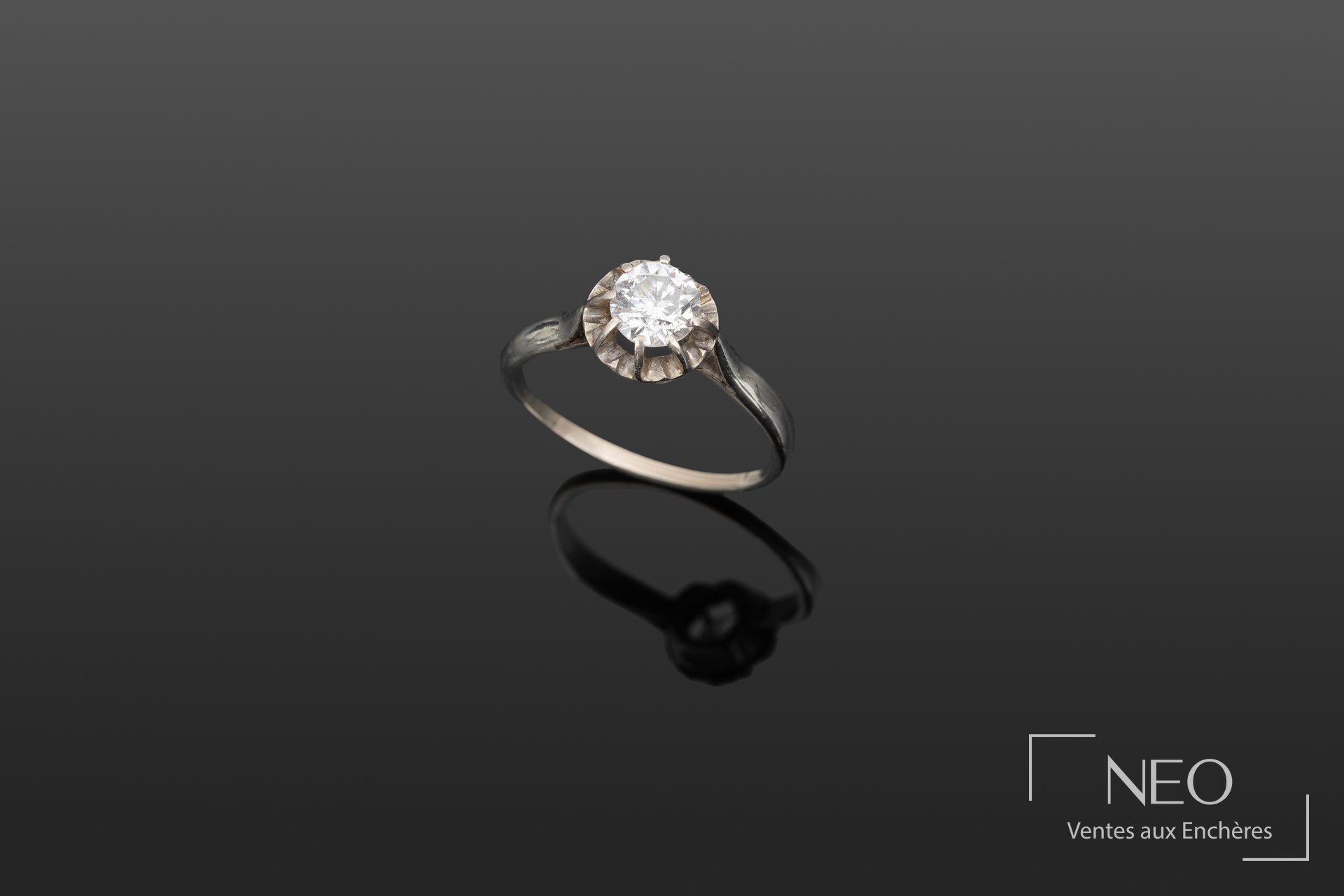 Bague solitaire en or 18 carats sertie d’un diamant taille moderne