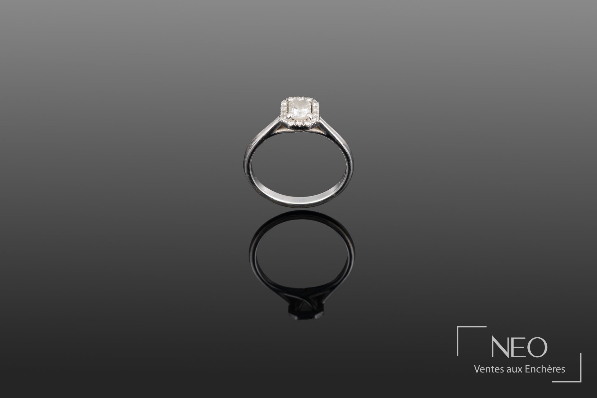 Bague solitaire en or gris 18 carats, diamant radiant et entourage