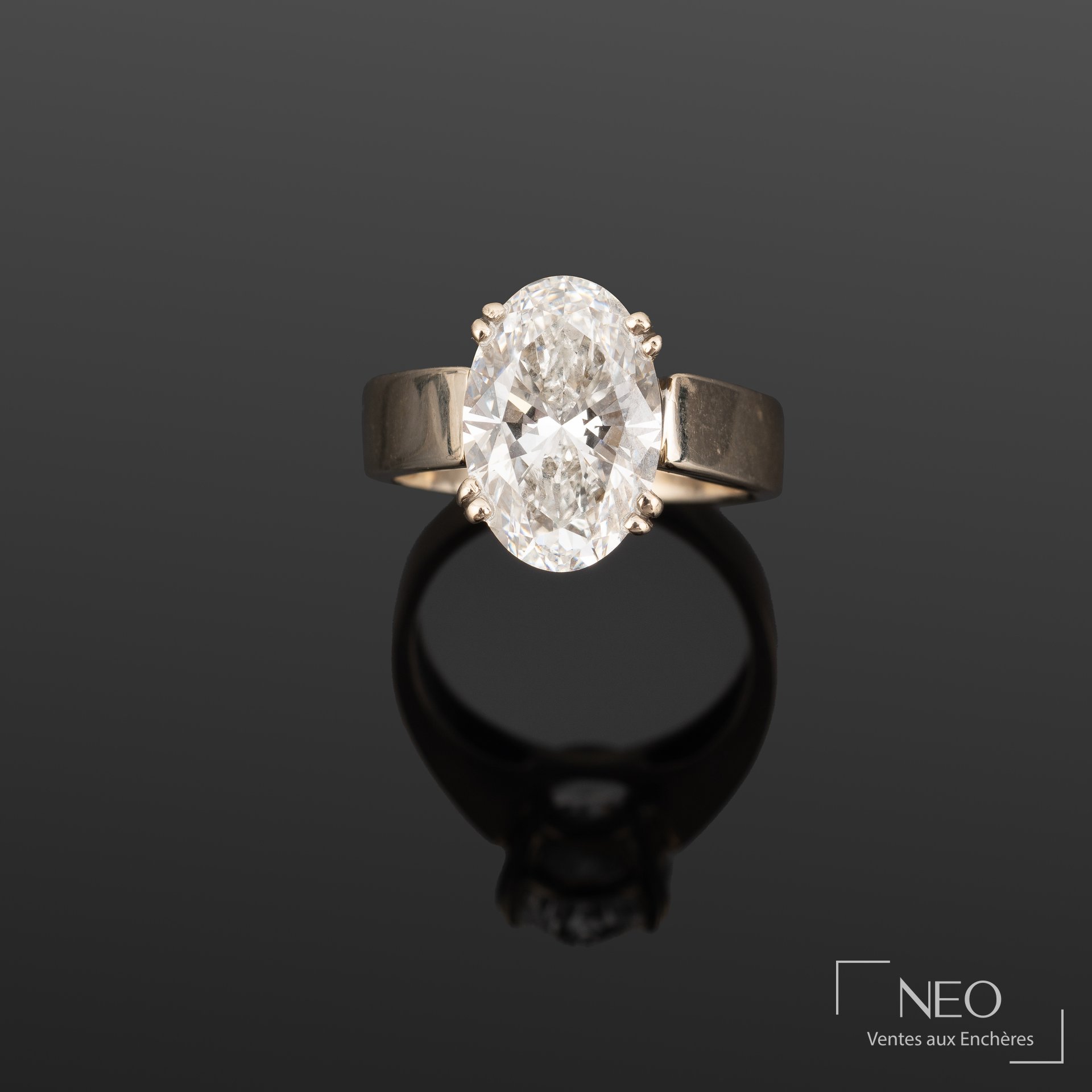 Bague solitaire en or gris sertie d’un diamant ovale brillant vu de face