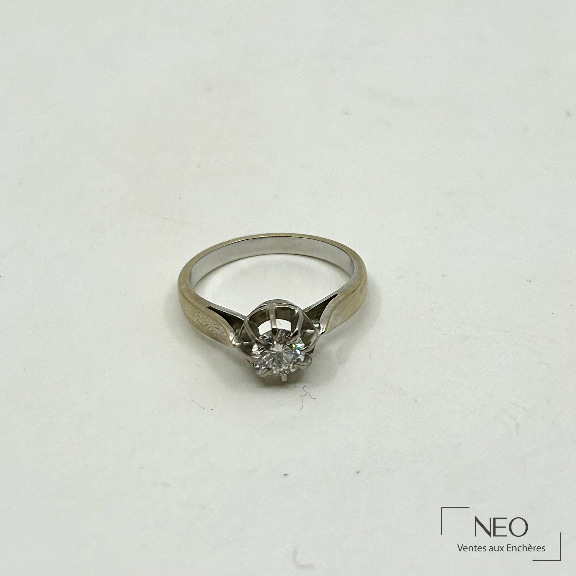 Bague solitaire en or gris avec diamant central vu de face