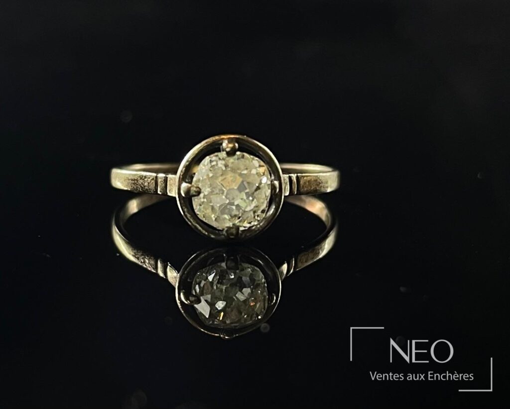 Bague solitaire en métal avec diamant rond en serti griffe