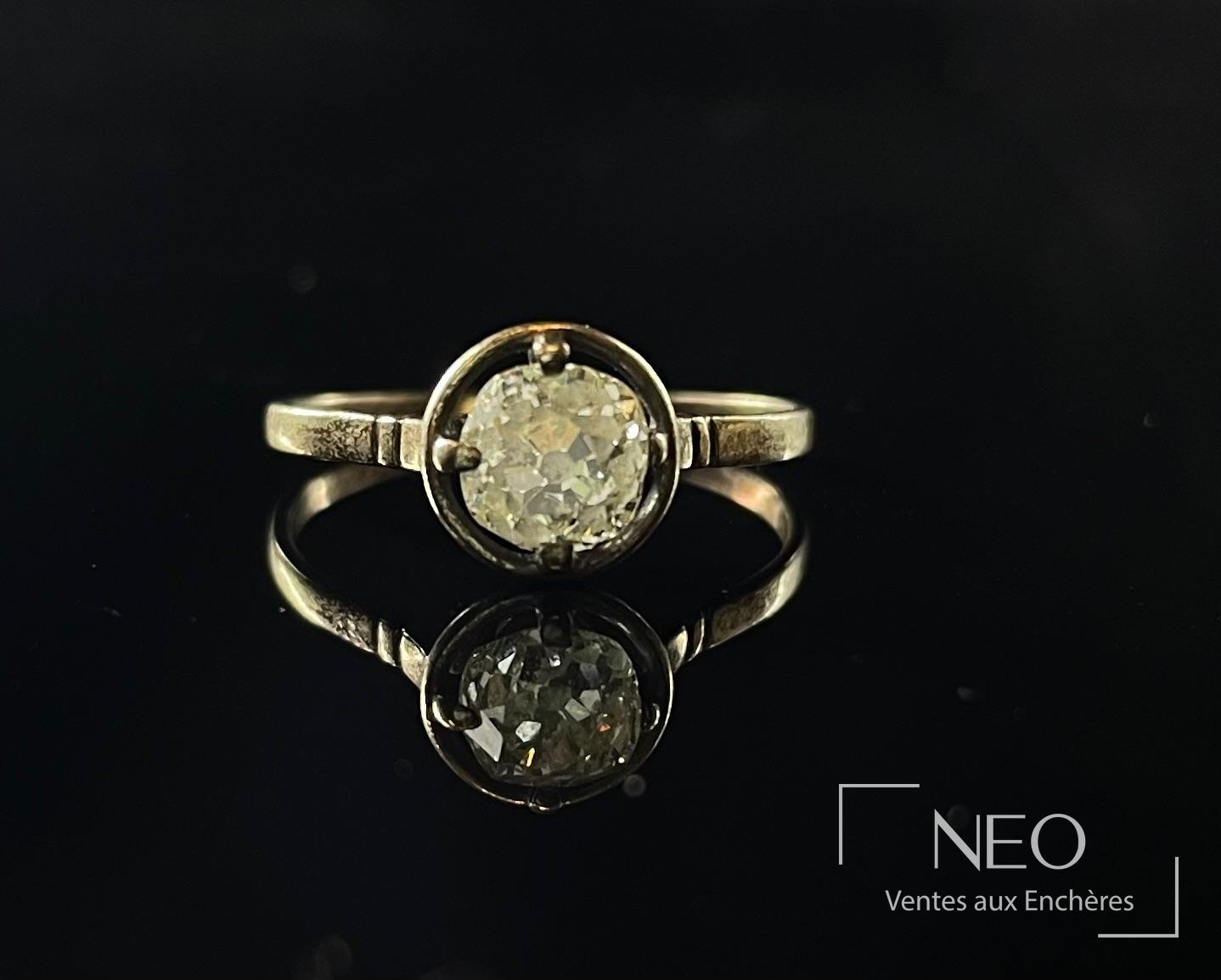 Bague solitaire en métal avec diamant rond en serti griffe