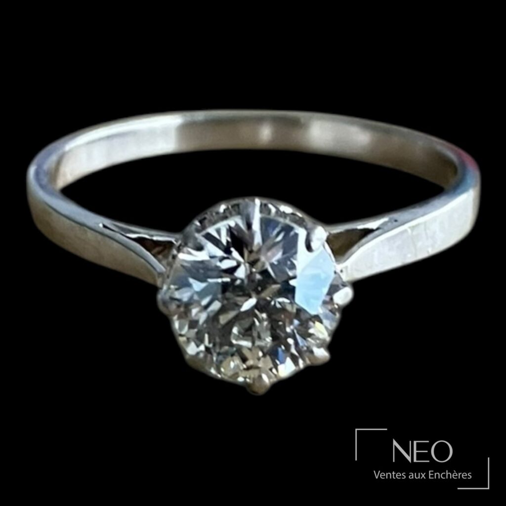 Bague solitaire en or gris et platine avec diamant rond monté en serti griffe