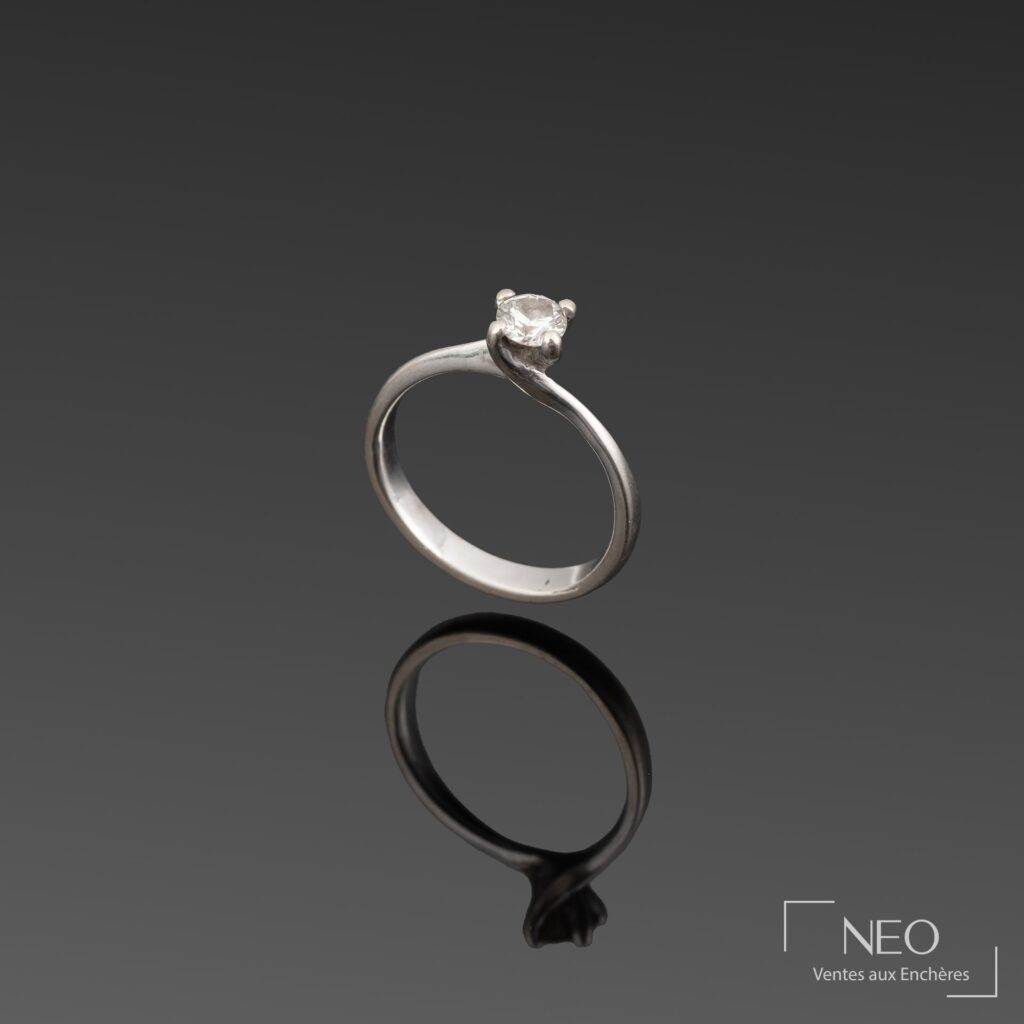Bague solitaire en or blanc avec diamant vu de face