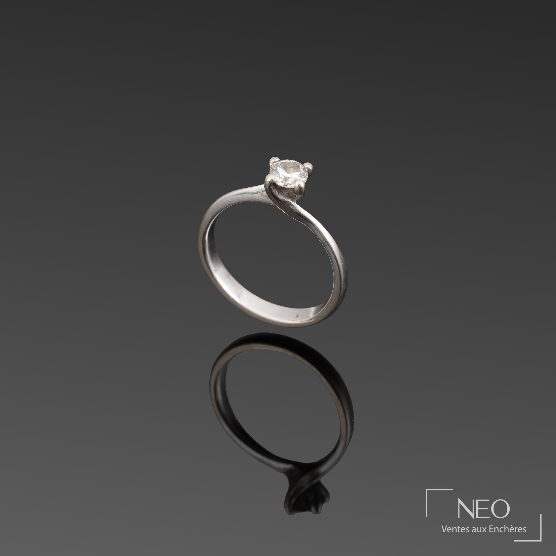Bague solitaire en or blanc avec diamant vu de face