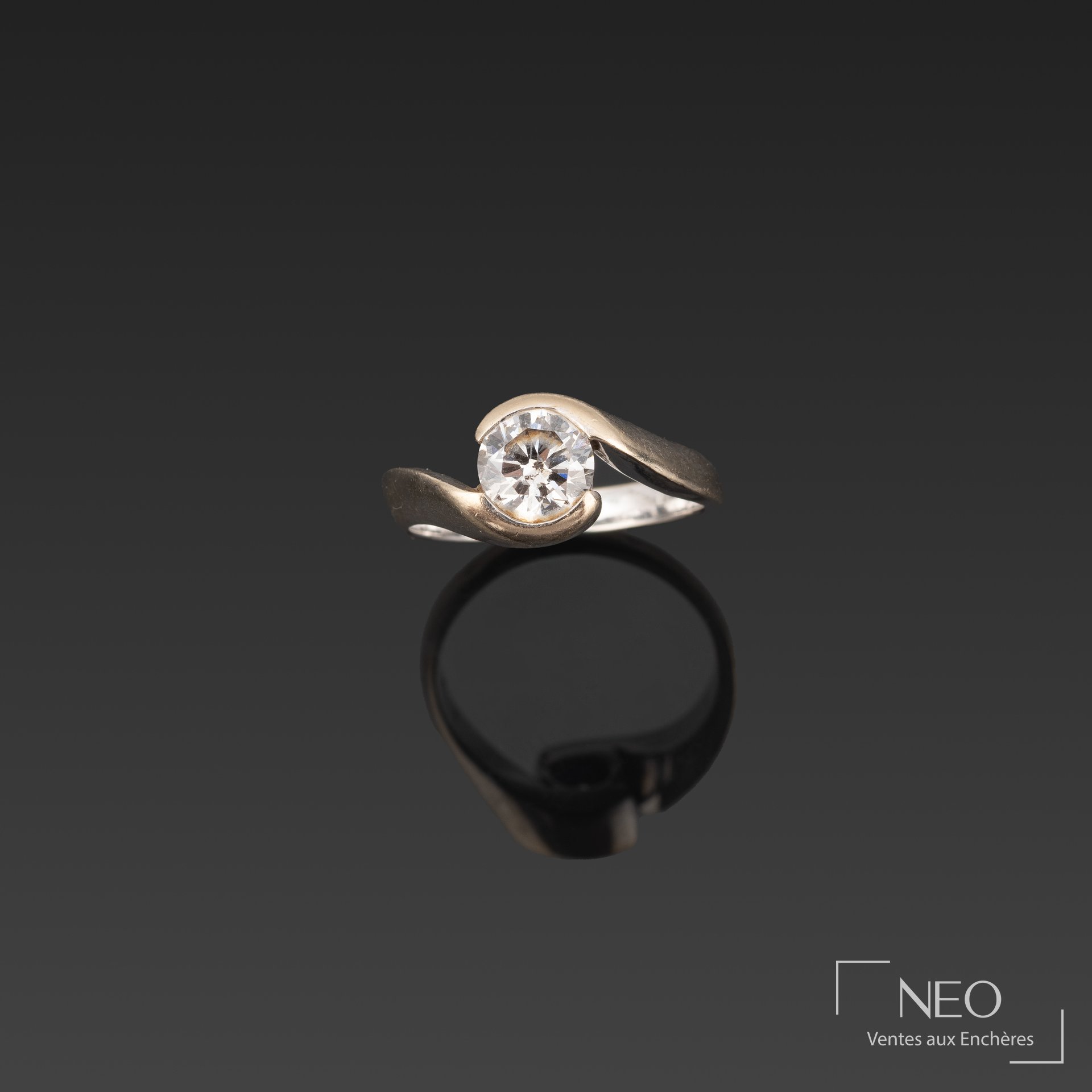 Bague solitaire en or gris 18K sertie d’un diamant d’environ 0,75 carat