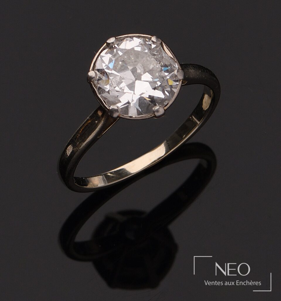 Bague solitaire en platine et or blanc avec diamant rond sur fond noir