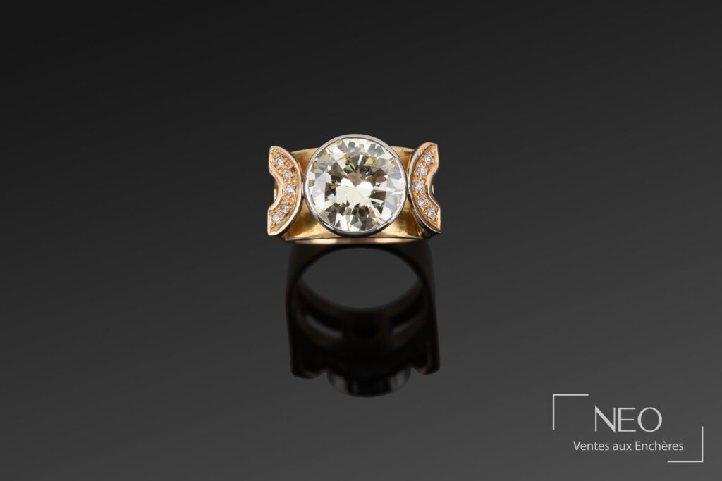 Bague tank en or jaune et platine avec diamant central et petits diamants latéraux