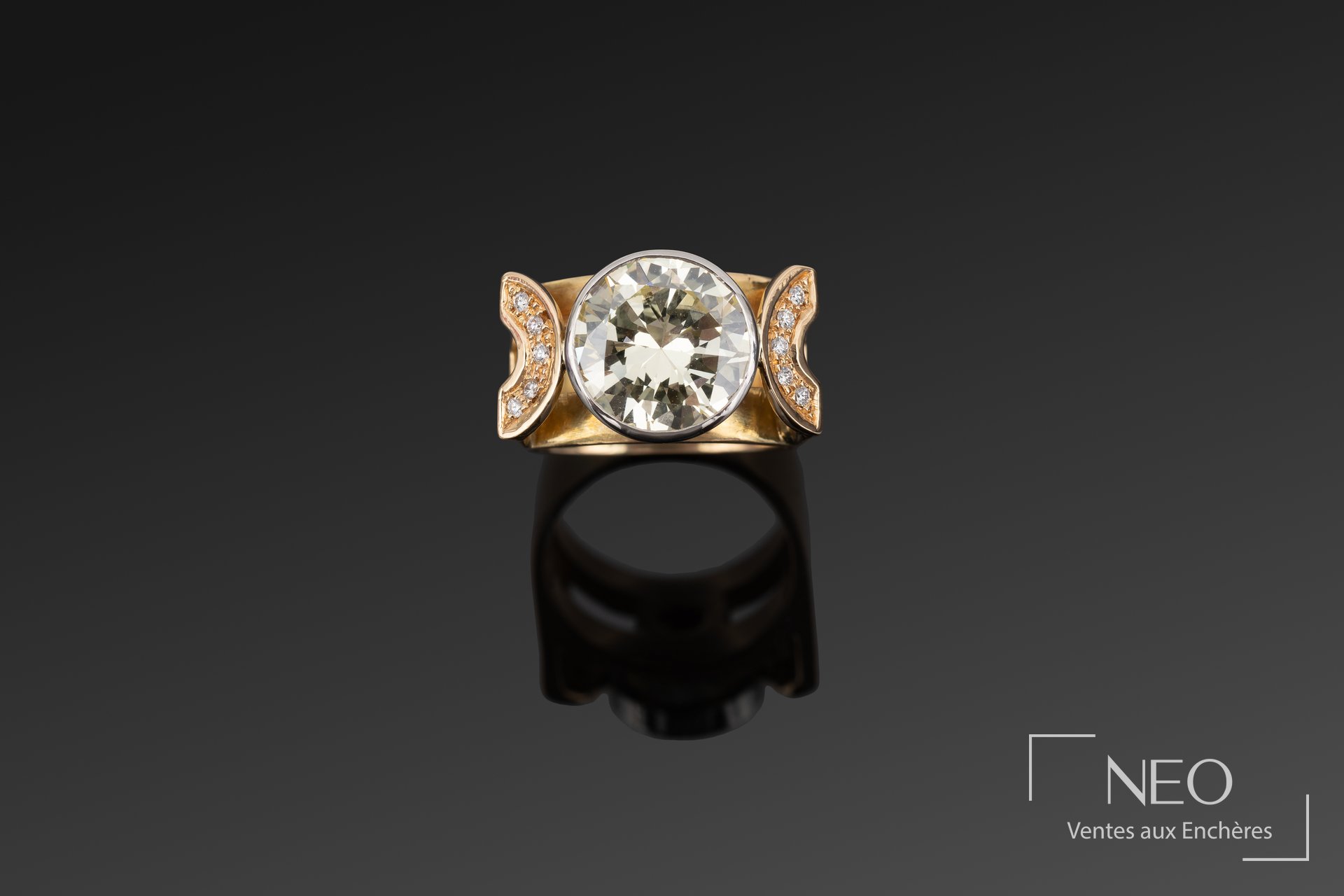 Bague tank en or jaune et platine avec diamant central et petits diamants latéraux