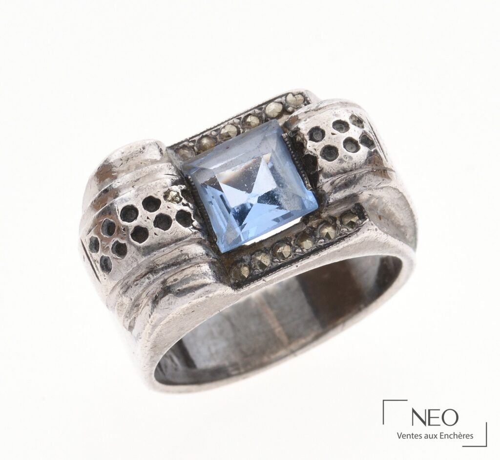 Bague Tank en argent avec pierre bleue centrale et entourage de petits diamants