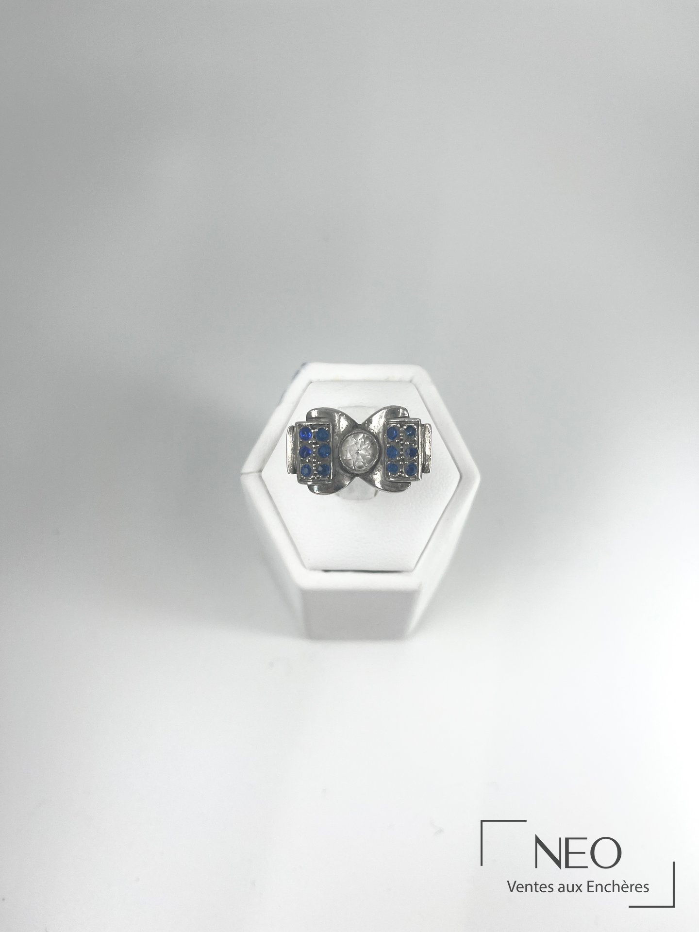 Bague Tank en argent avec moissanite centrale et pierres bleues