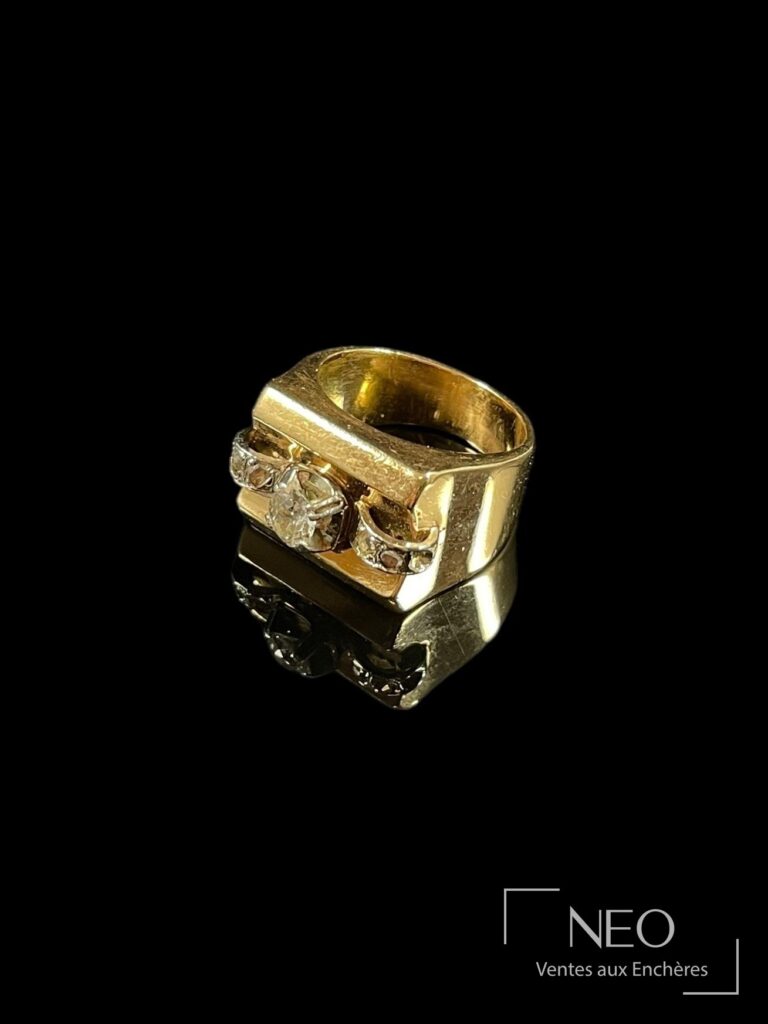Bague Tank en or jaune et platine avec diamant central sur fond noir