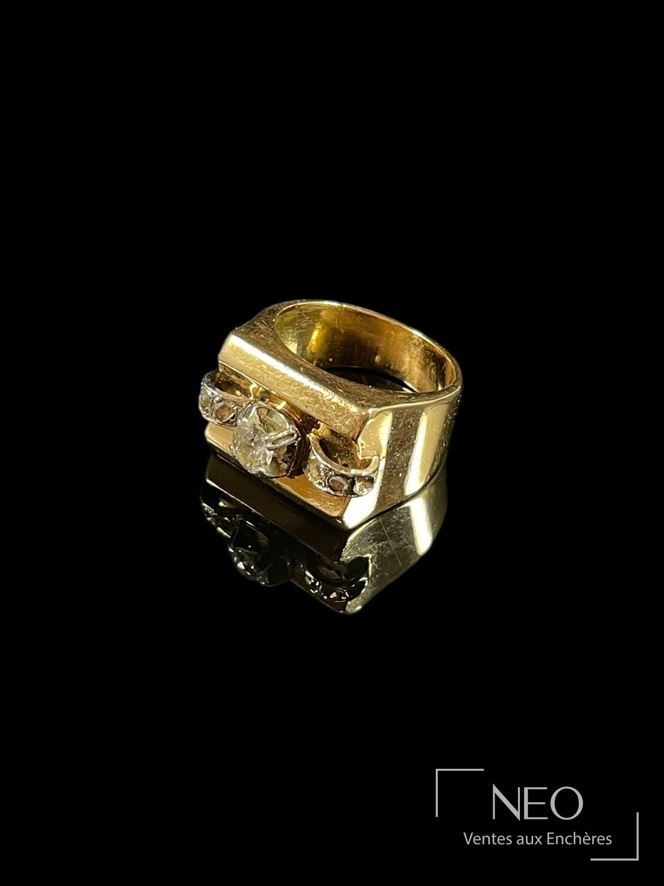 Bague Tank en or jaune, platine et diamant, vers 1940