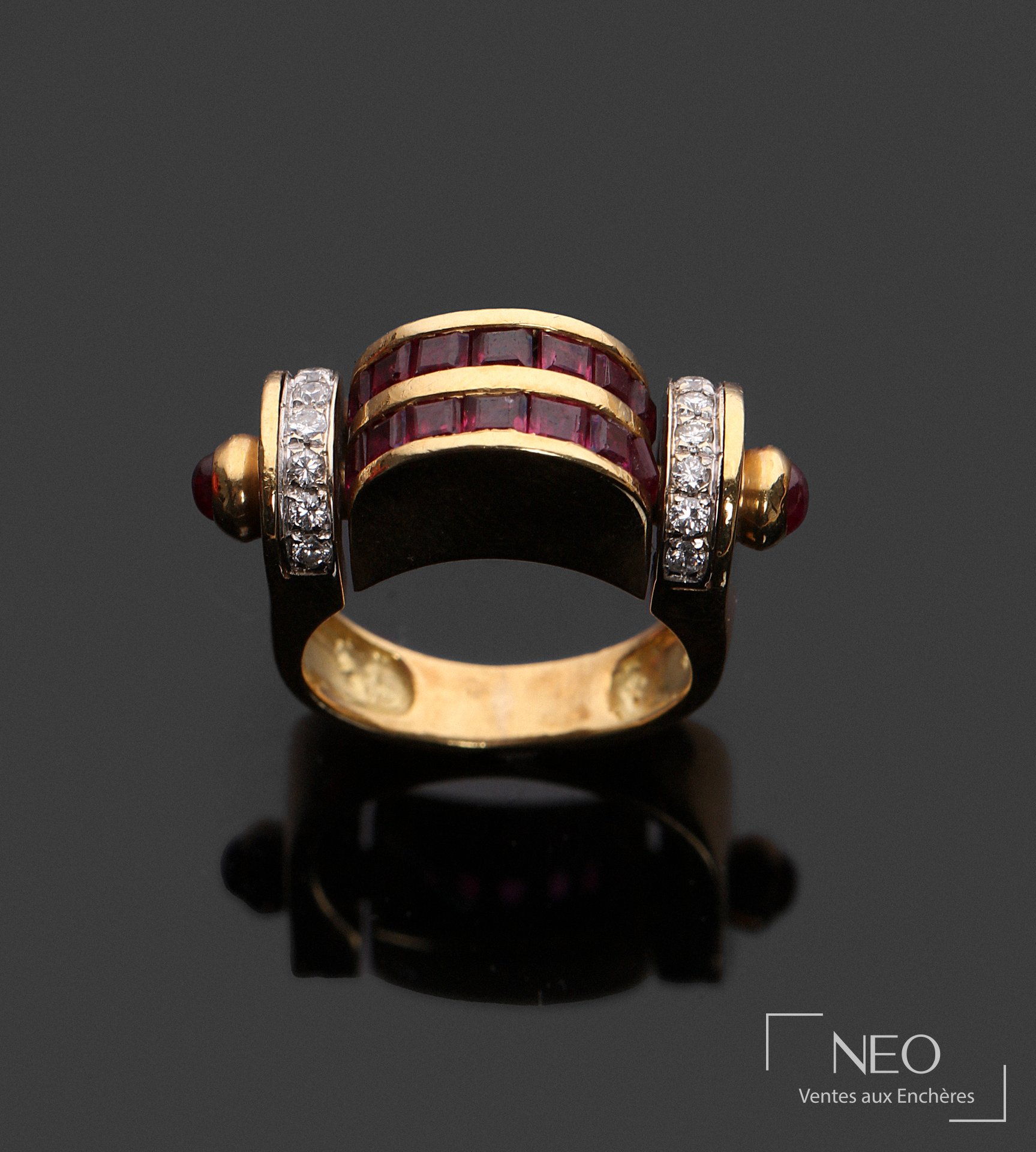 Bague tank en or jaune ornée de rubis