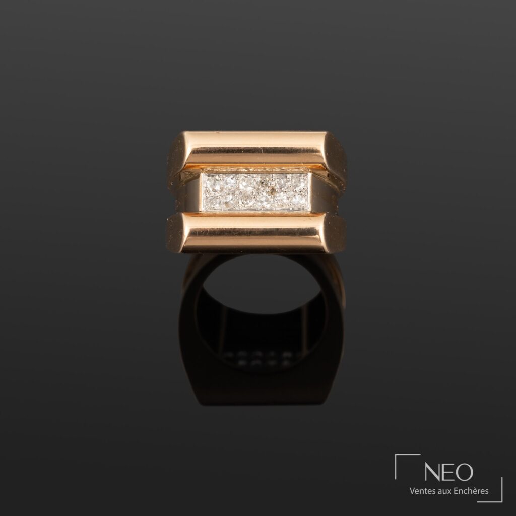 Bague tank en or jaune avec plateau pavé de diamants
