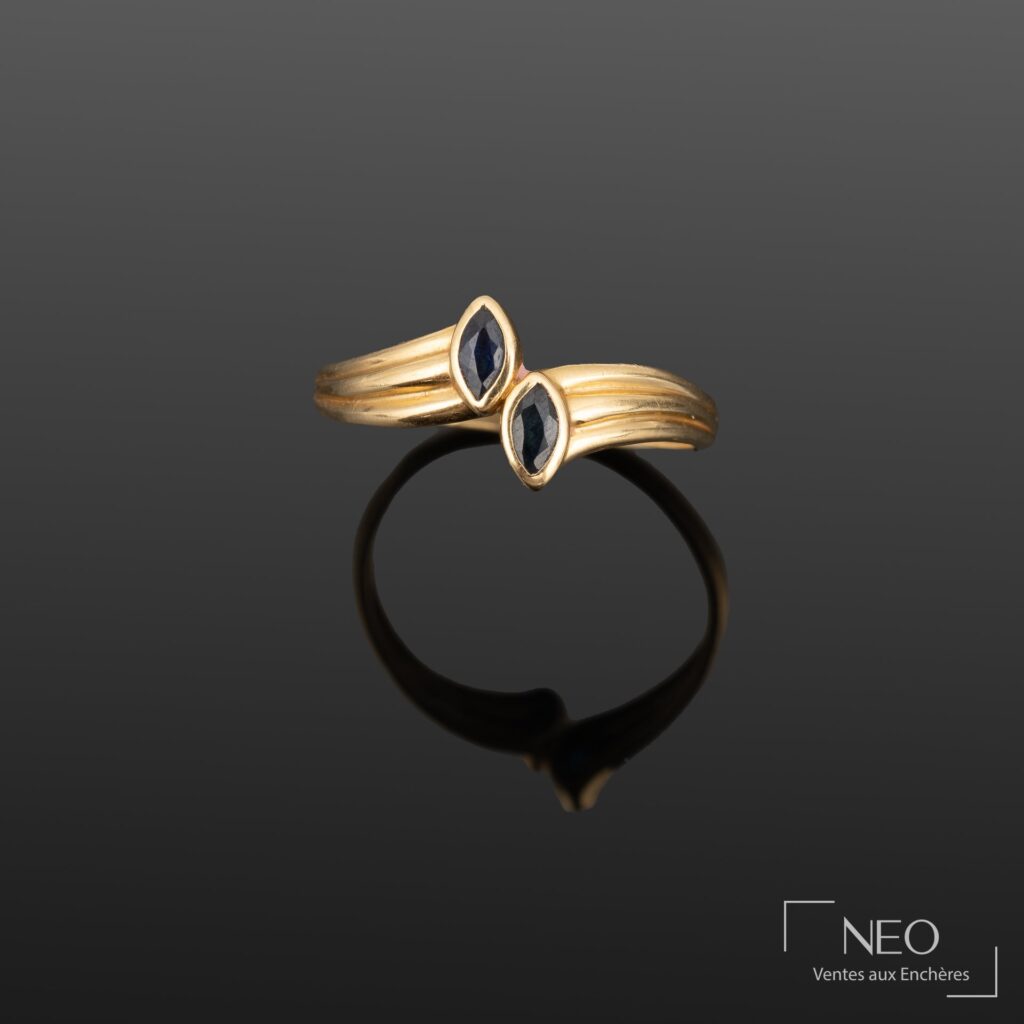 Bague toi et moi en or jaune avec deux pierres bleues facettées