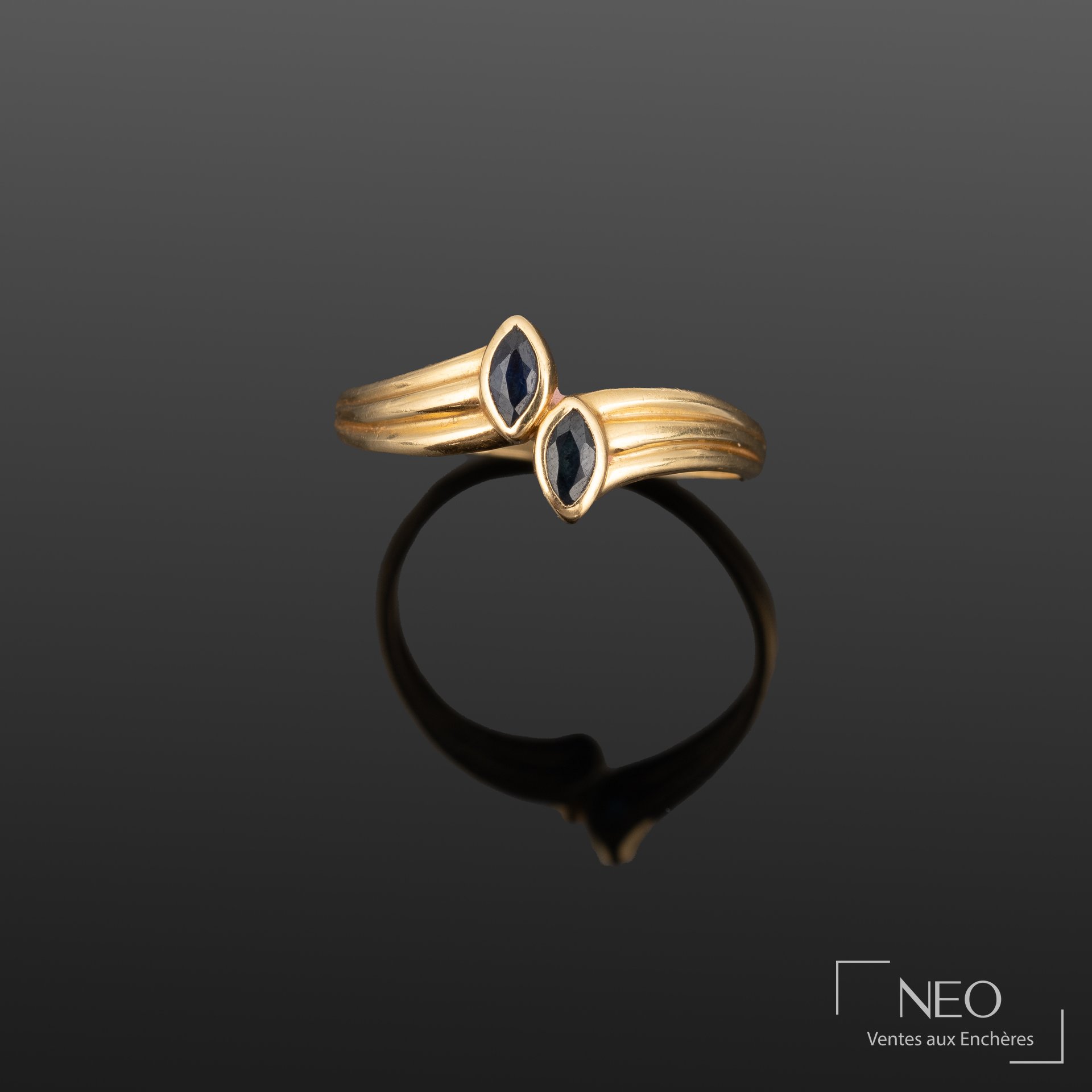 Bague toi et moi en or jaune avec deux pierres bleues facettées