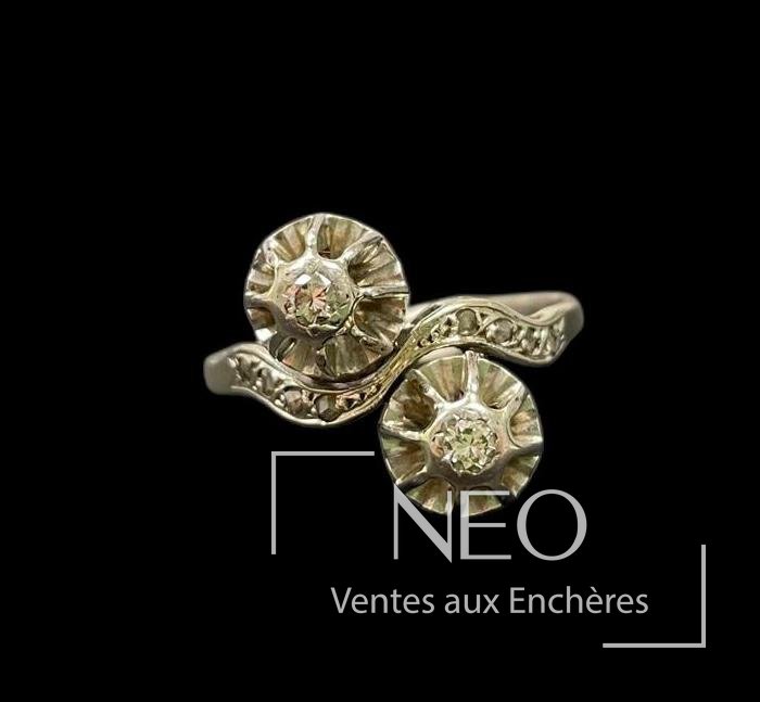 Bague toi et moi en or gris avec deux diamants visibles de face