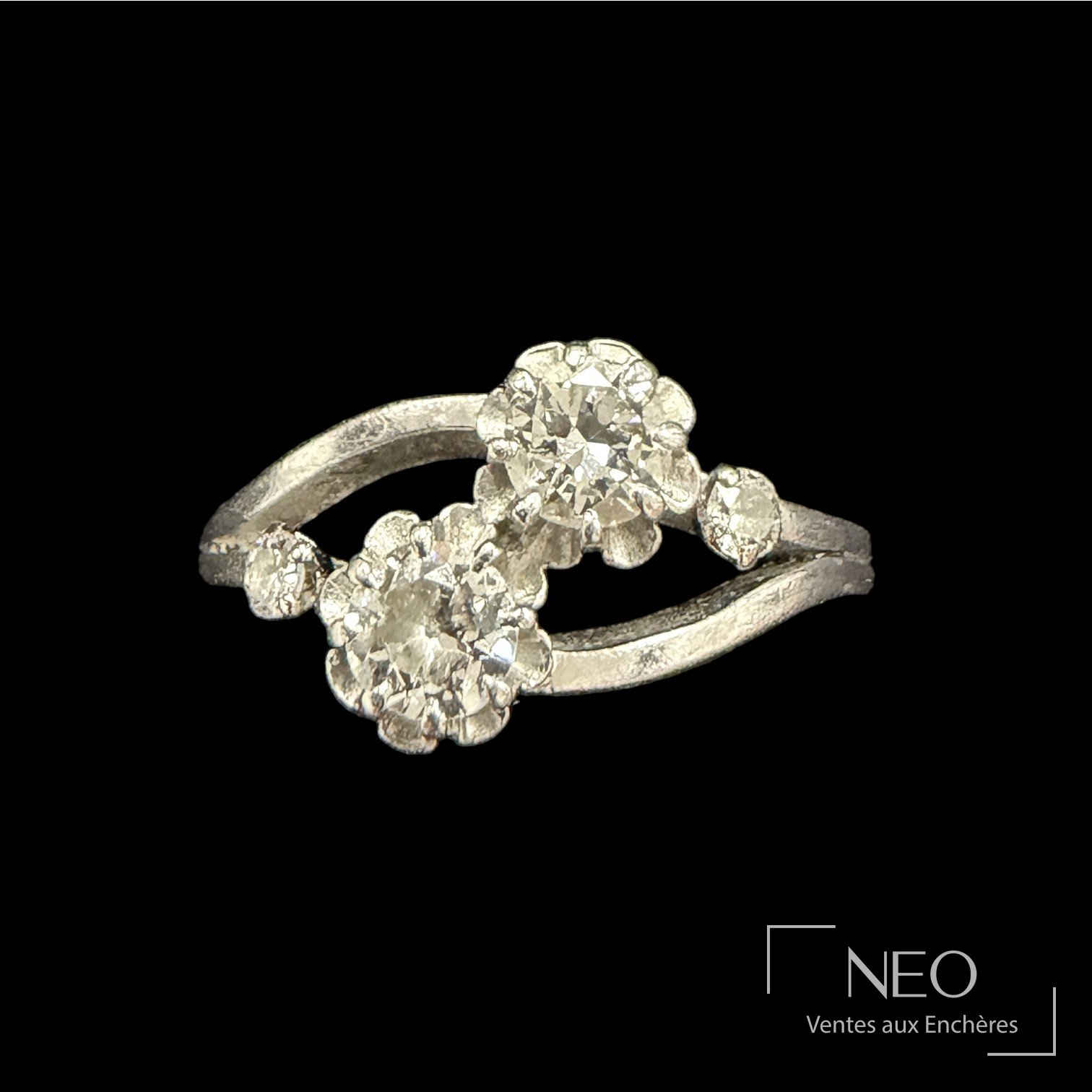 Bague toi et moi en or gris sertie de deux diamants sur fond noir