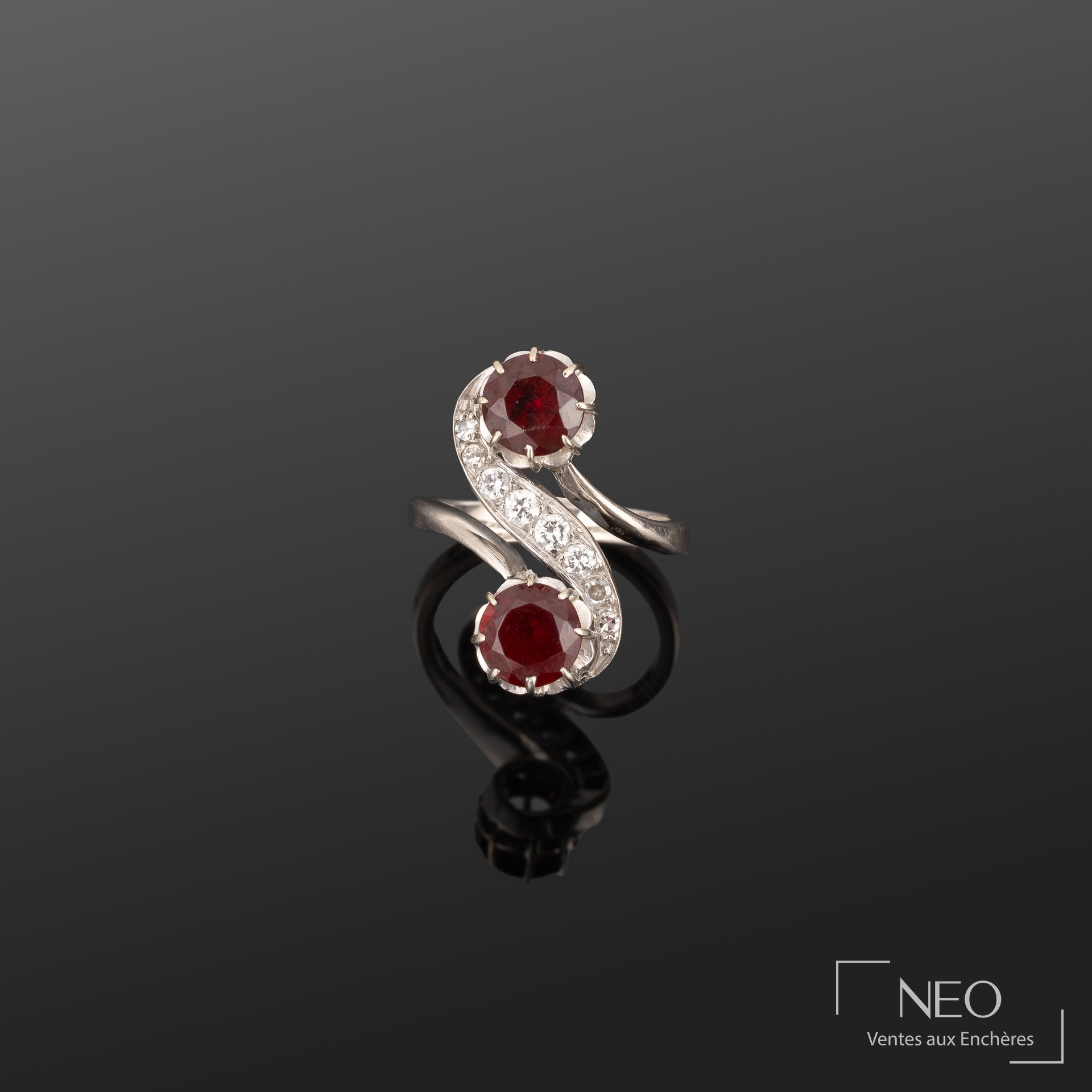Bague toi et moi en or gris 18K, deux pierres rouges et diamants