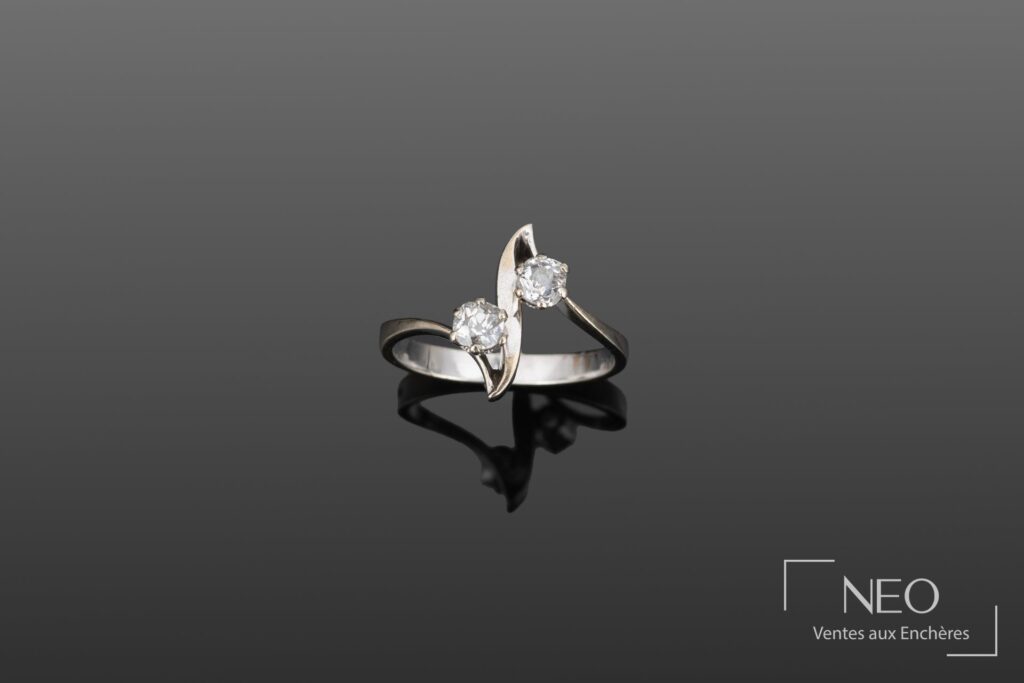 Bague toi et moi en or gris avec deux diamants de taille ancienne sur fond gris