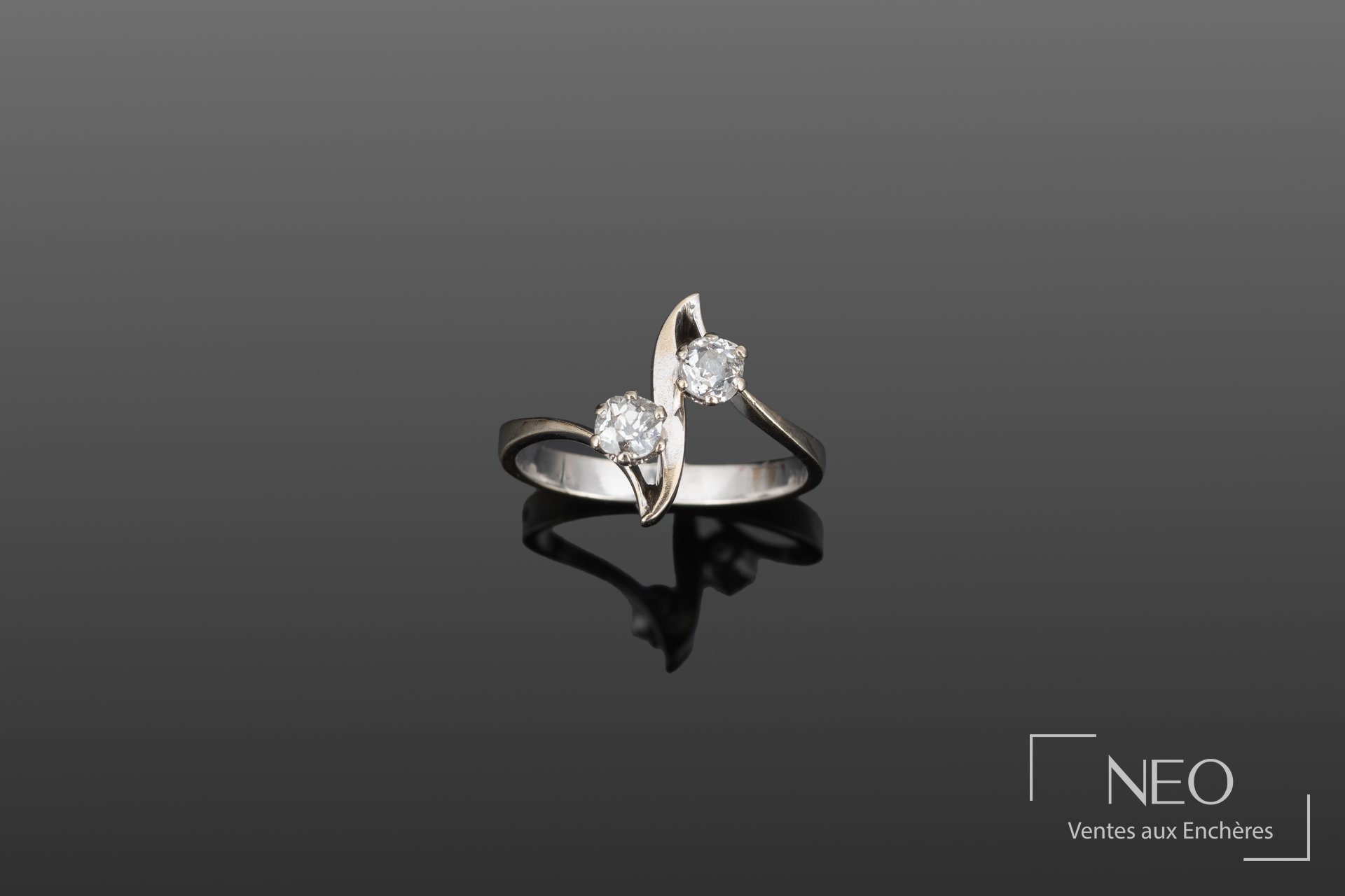 Bague toi et moi en or gris et diamants de taille ancienne