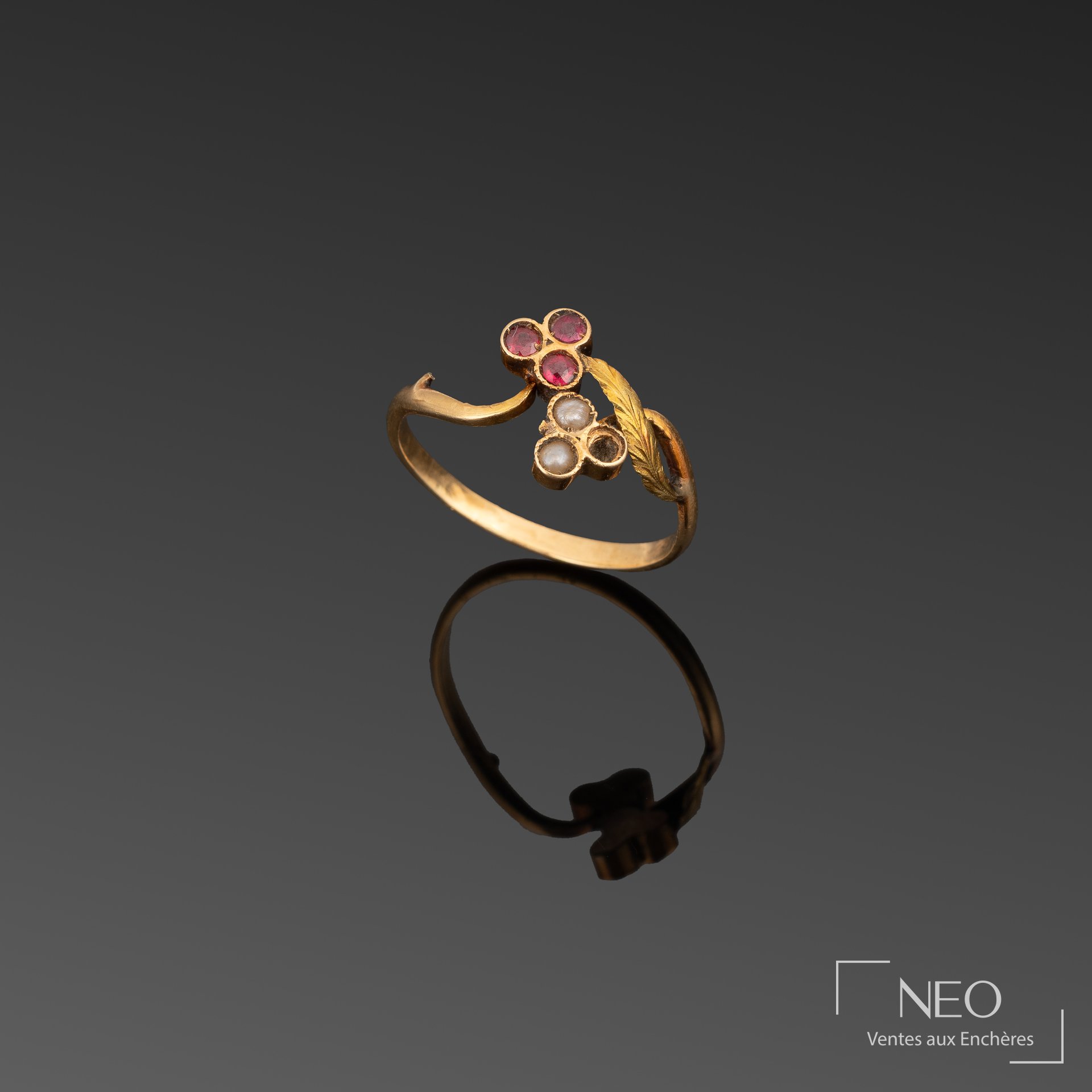 Bague toi et moi en or jaune avec deux trèfles sertis de pierres rouges et de perles blanches
