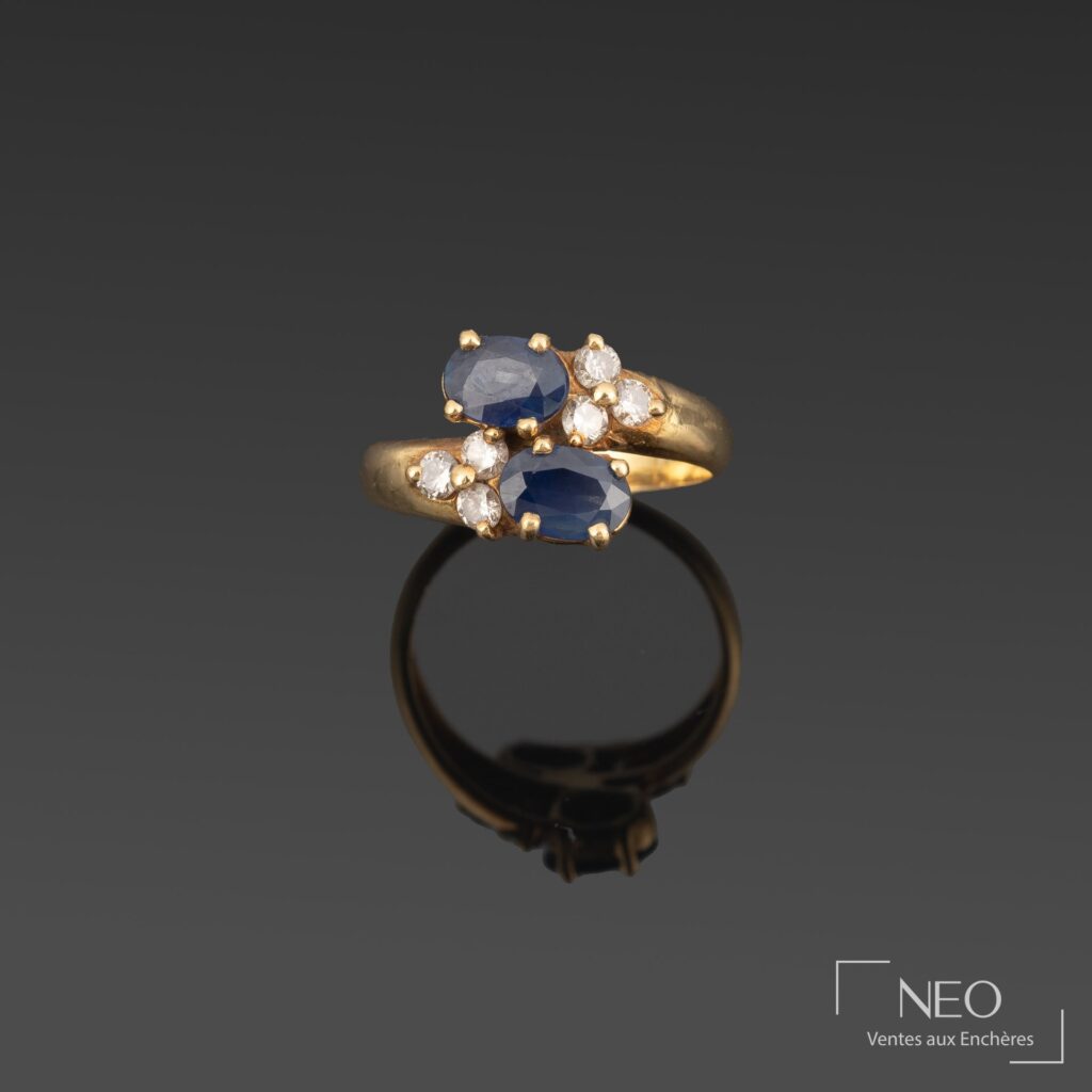 Bague toi et moi en or jaune avec deux saphirs ovales et des diamants