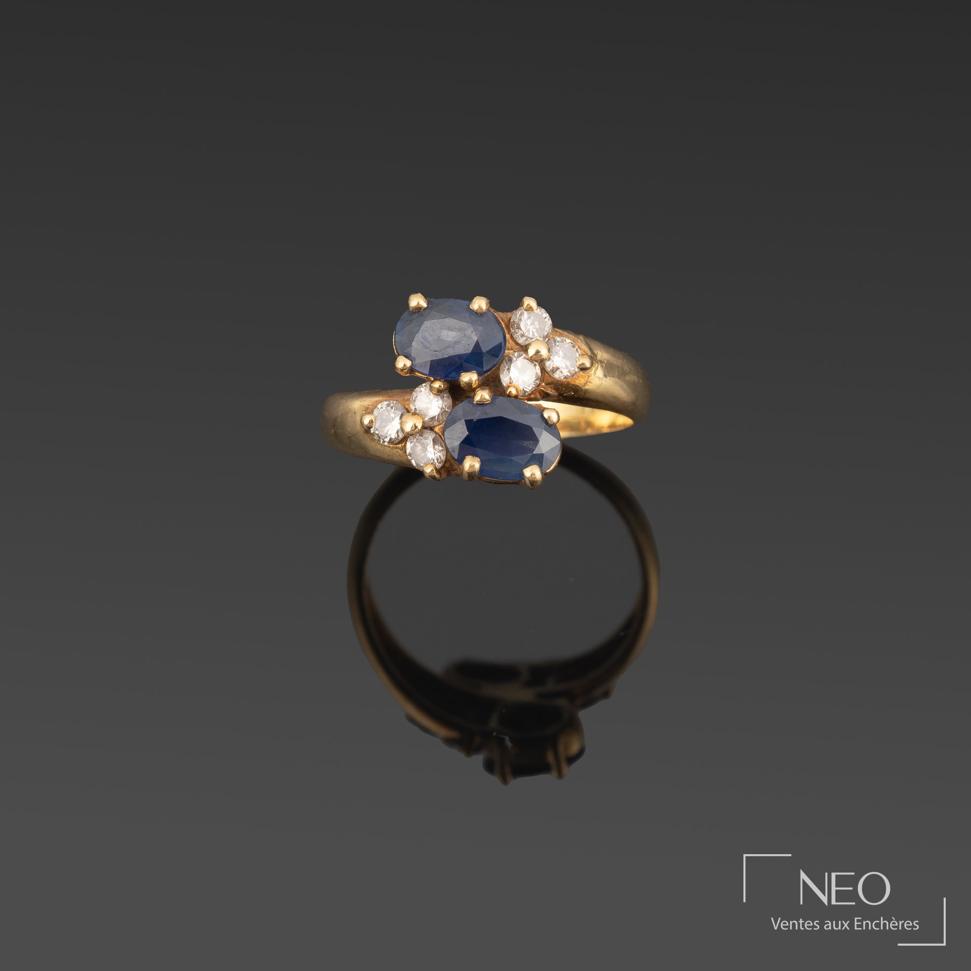 Bague toi et moi en or jaune avec deux saphirs ovales et des diamants