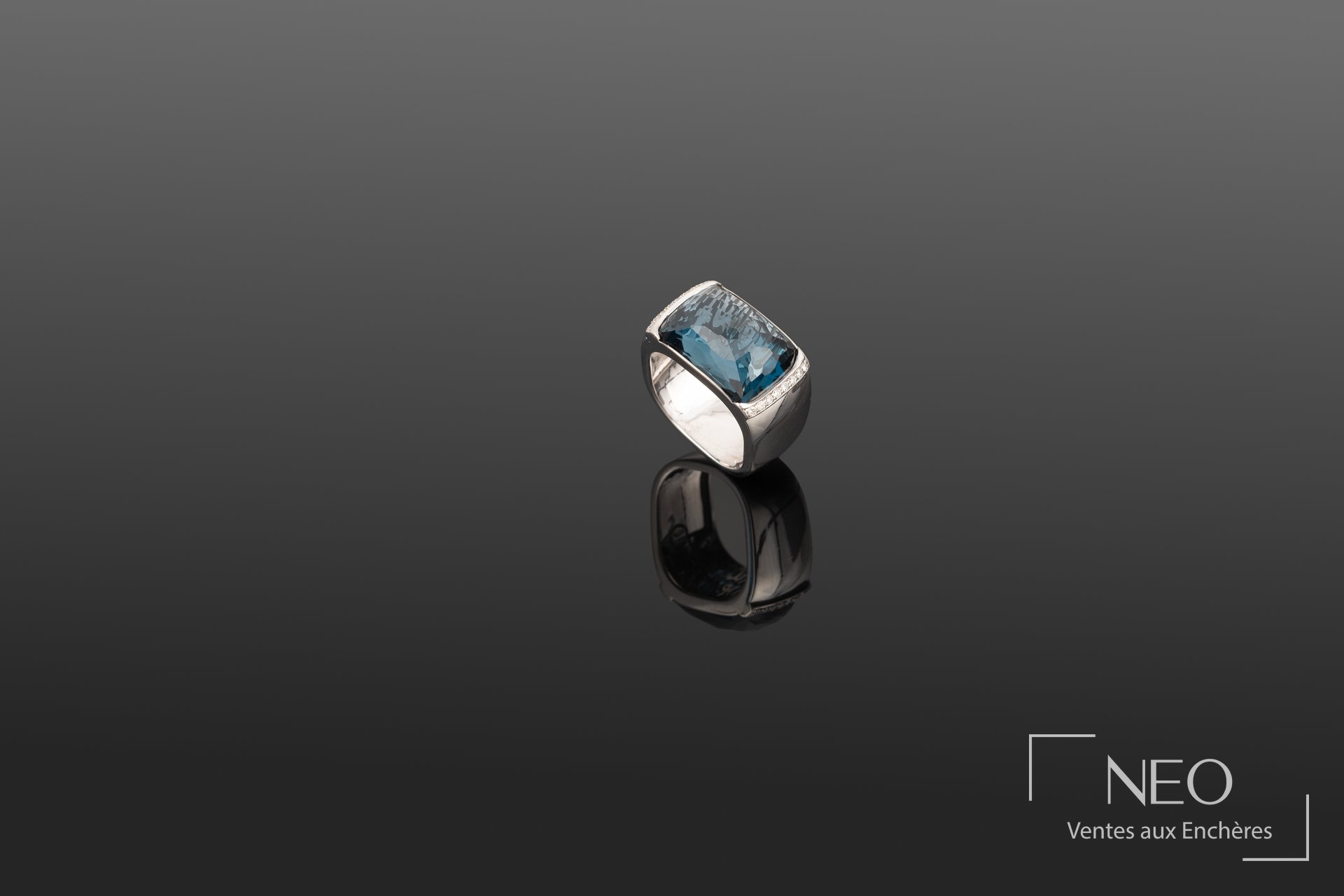 Bague en or gris avec topaze london rectangulaire et diamants