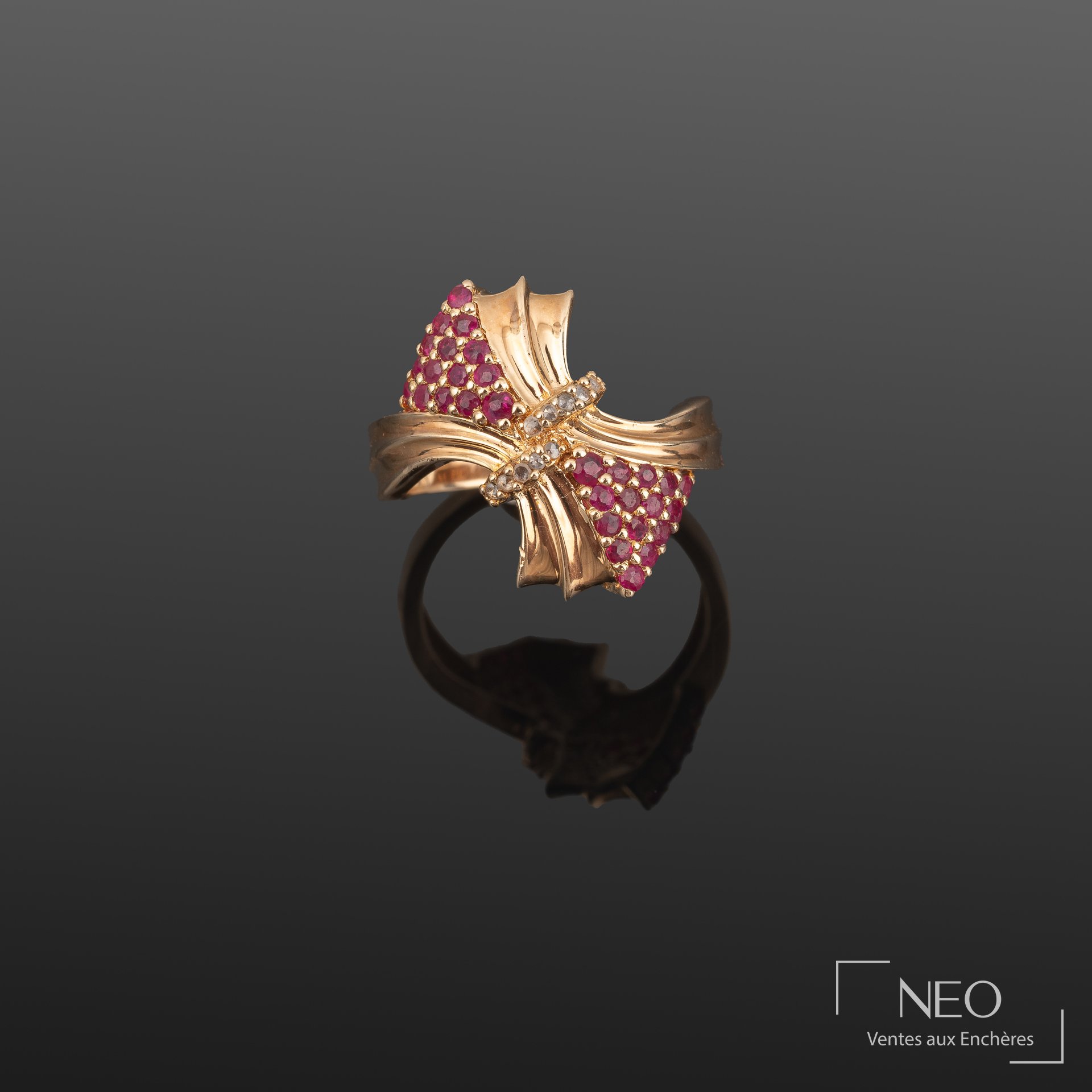 Bague en vermeil stylisant un nœud sertie de rubis et diamants