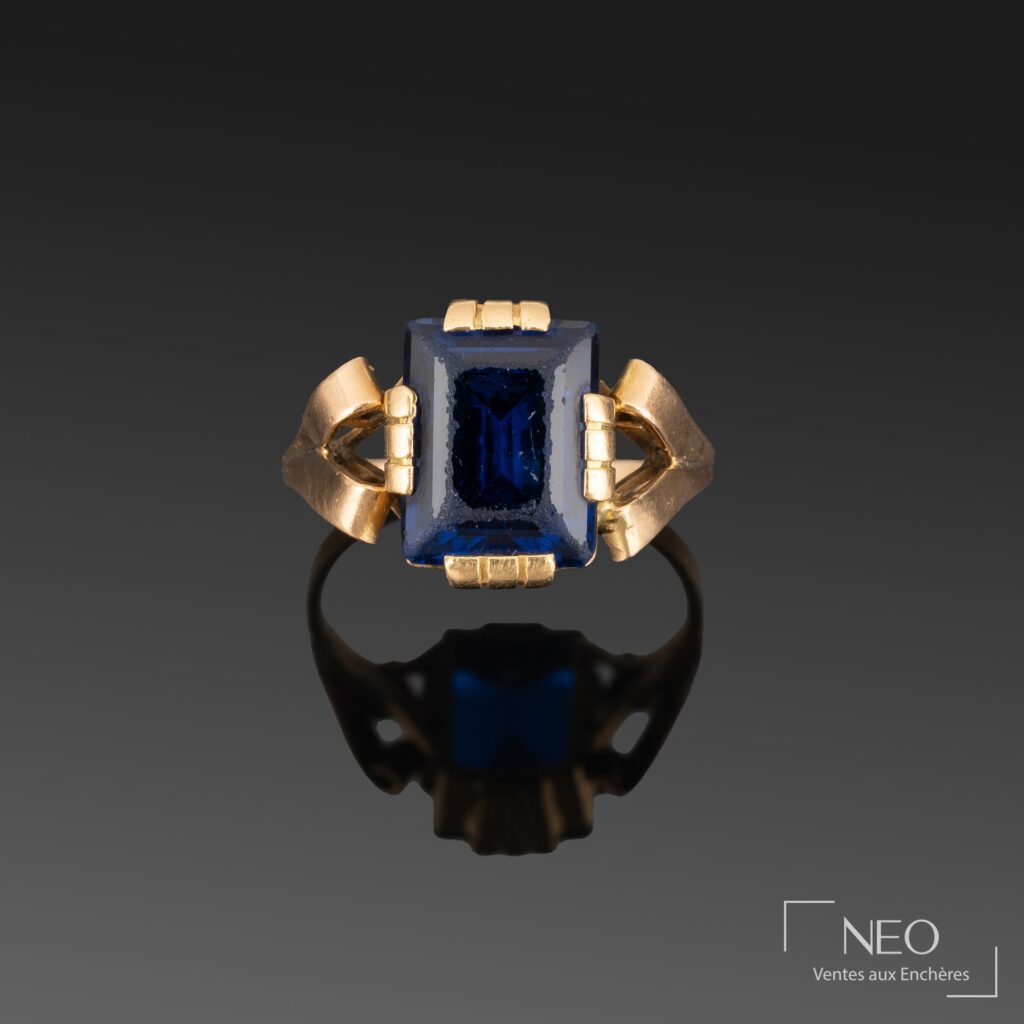 Bague en or jaune à verre bleu rectangulaire