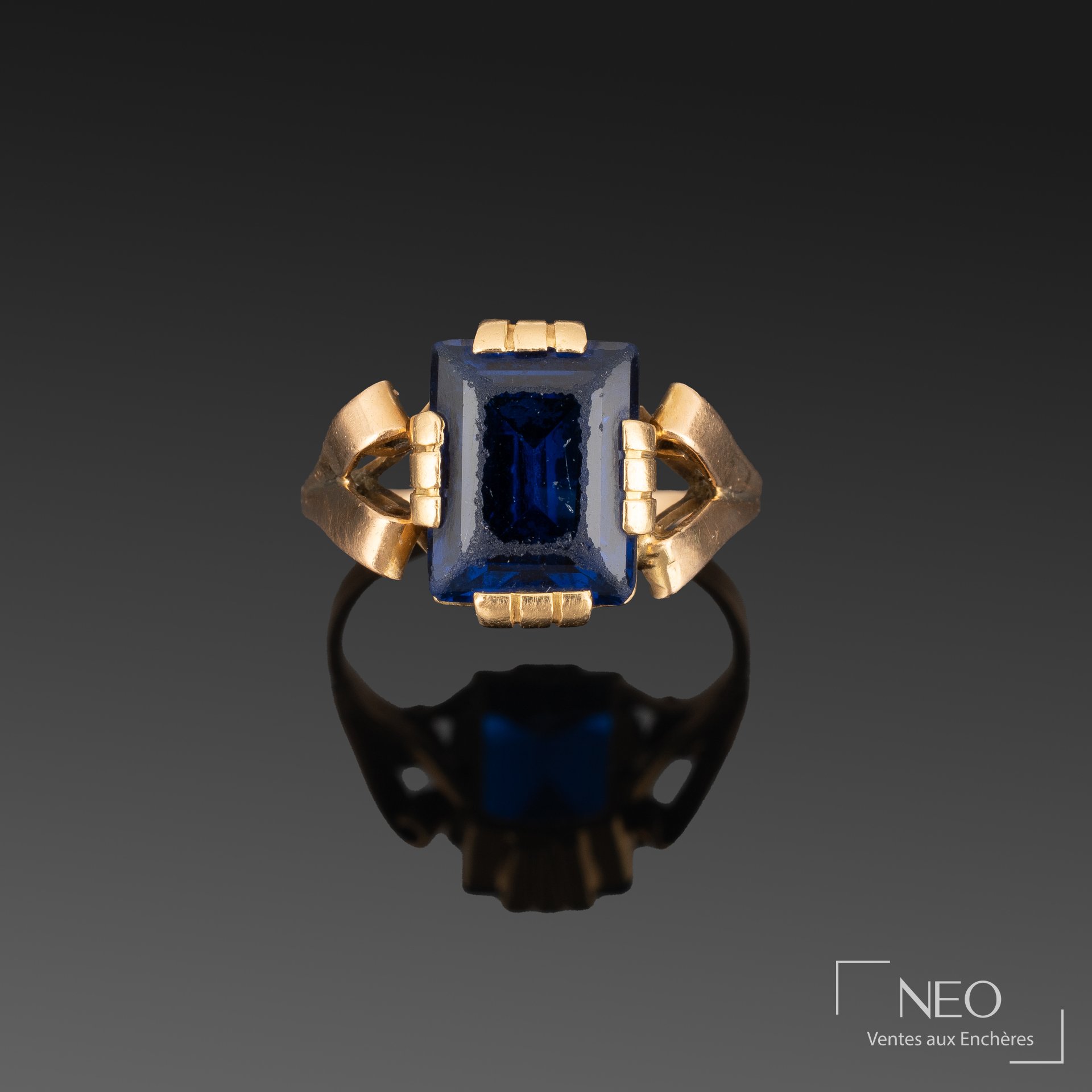 Bague en or jaune 18K ornée d’un verre bleu rectangulaire