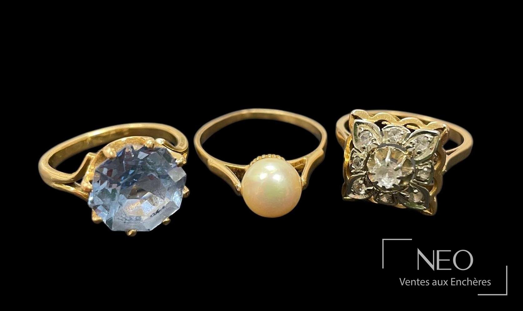 Lot de trois bagues en or jaune avec pierre bleue