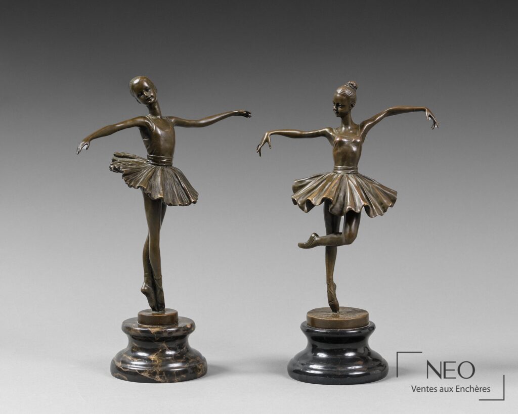 Deux ballerines en bronze à patine brune sur socles en marbre