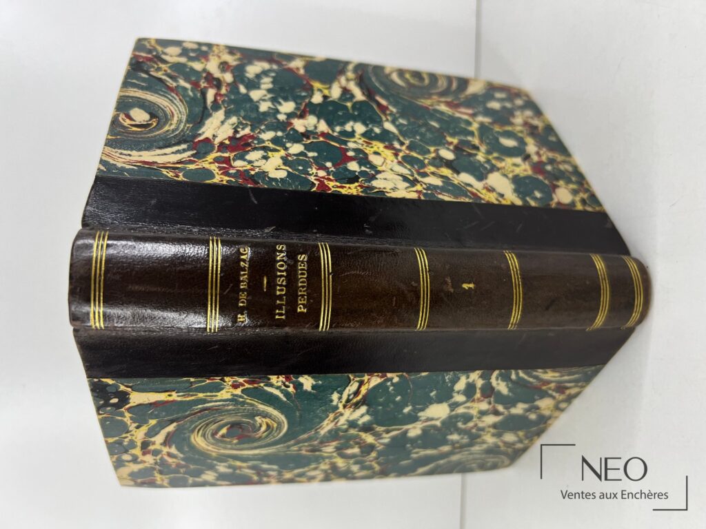 Livre relié en demi basane avec dos noir et plats marbrés